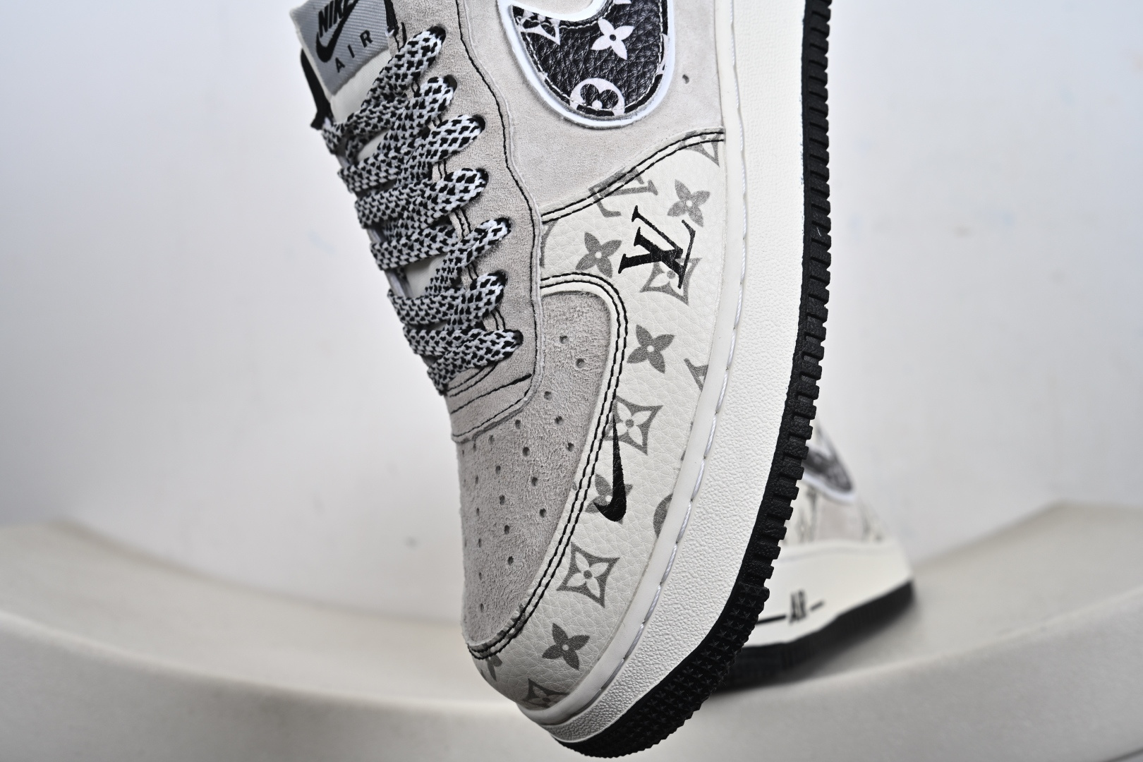奢潮美学新高度|Air Force 1 Low x LV 灰白老花款惊艳登场 当Louis Vuitton的百年奢雅基因 SY1388-030-Top High Quatity Cheap Sneakers Fashion Clothing Clothes Bags handbags Shoes of all Brand wholesale With The best Quality And Beautiful Price from China Factory Chinese suppliers wholesaler seller 奢潮美学新高度|Air Force 1 Low x LV 灰白老花款惊艳登场 当Louis Vuitton的百年奢雅基因 SY1388-030