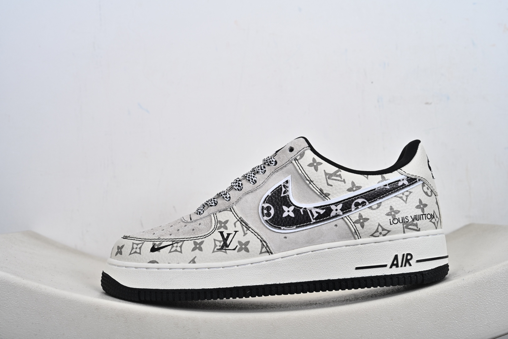 奢潮美学新高度|Air Force 1 Low x LV 灰白老花款惊艳登场 当Louis Vuitton的百年奢雅基因 SY1388-030-Top High Quatity Cheap Sneakers Fashion Clothing Clothes Bags handbags Shoes of all Brand wholesale With The best Quality And Beautiful Price from China Factory Chinese suppliers wholesaler seller 奢潮美学新高度|Air Force 1 Low x LV 灰白老花款惊艳登场 当Louis Vuitton的百年奢雅基因 SY1388-030