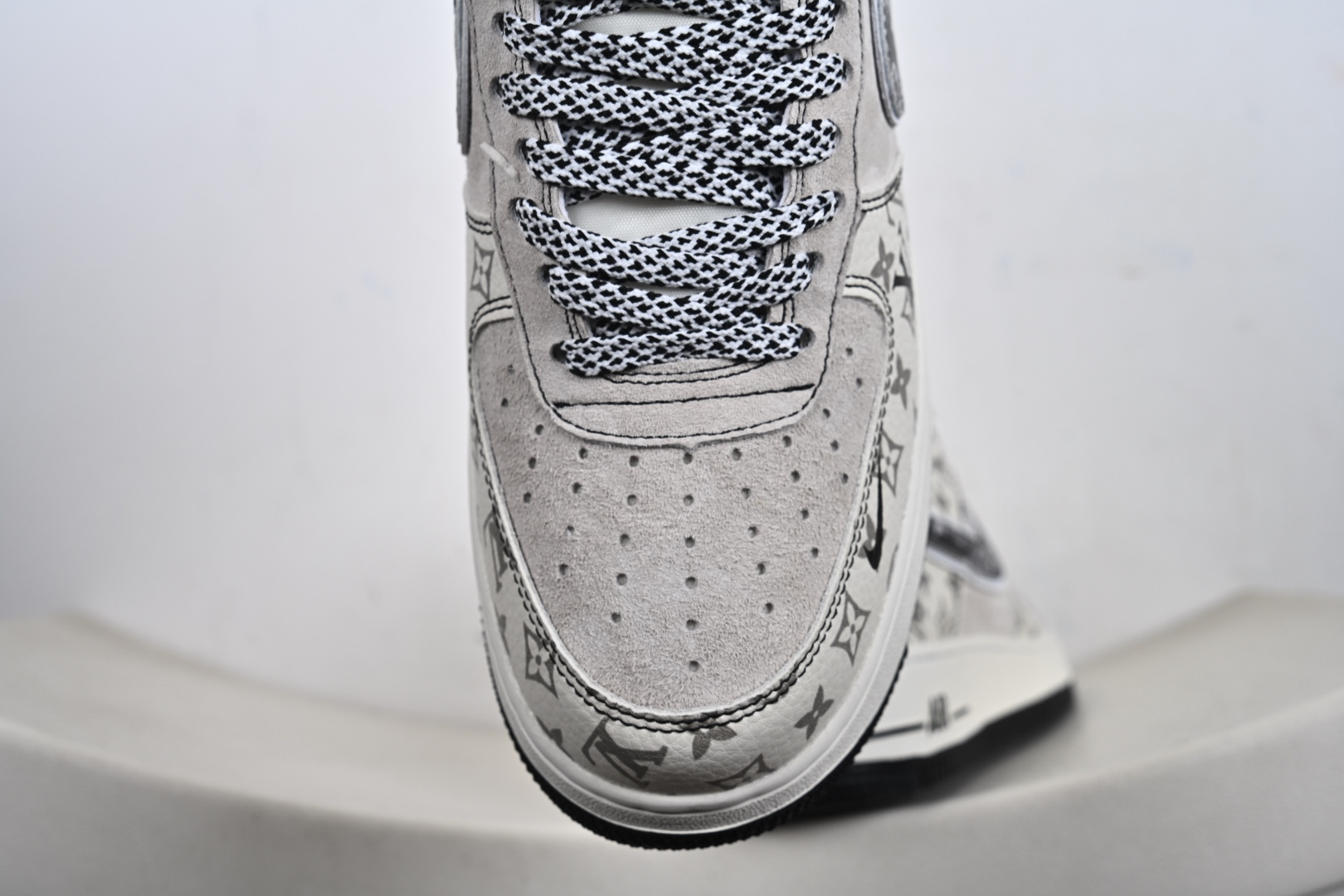 奢潮美学新高度|Air Force 1 Low x LV 灰白老花款惊艳登场 当Louis Vuitton的百年奢雅基因 SY1388-030-Top High Quatity Cheap Sneakers Fashion Clothing Clothes Bags handbags Shoes of all Brand wholesale With The best Quality And Beautiful Price from China Factory Chinese suppliers wholesaler seller 奢潮美学新高度|Air Force 1 Low x LV 灰白老花款惊艳登场 当Louis Vuitton的百年奢雅基因 SY1388-030
