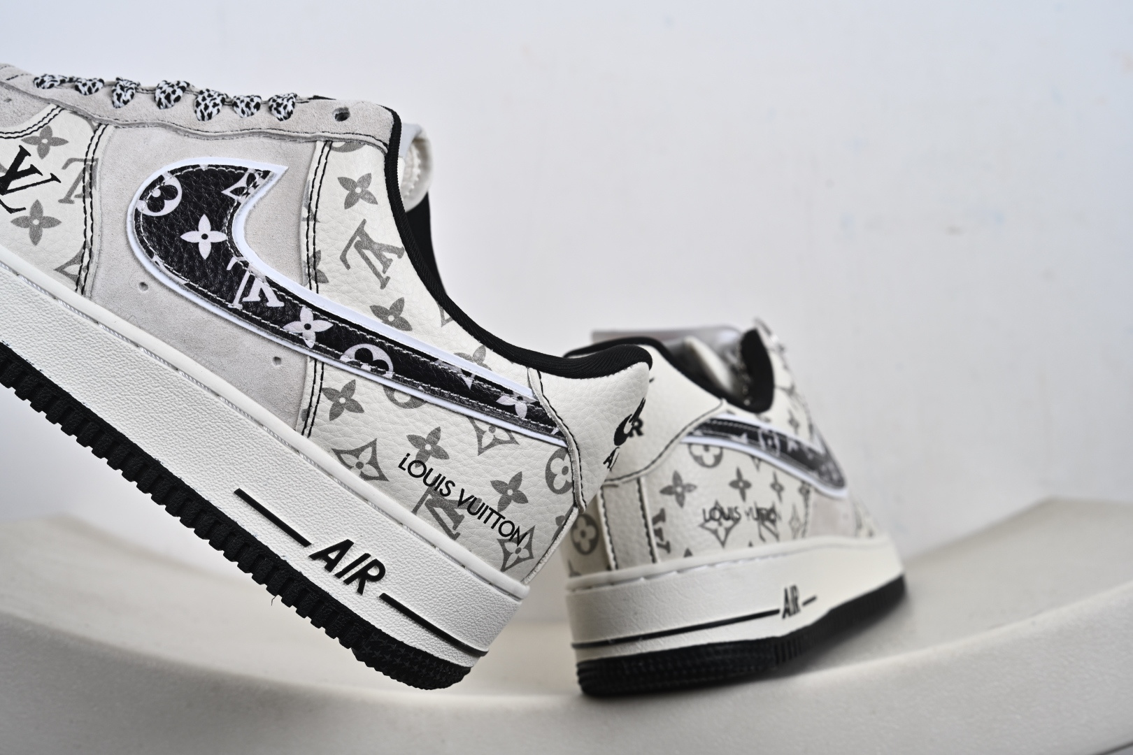 奢潮美学新高度|Air Force 1 Low x LV 灰白老花款惊艳登场 当Louis Vuitton的百年奢雅基因 SY1388-030-Top High Quatity Cheap Sneakers Fashion Clothing Clothes Bags handbags Shoes of all Brand wholesale With The best Quality And Beautiful Price from China Factory Chinese suppliers wholesaler seller 奢潮美学新高度|Air Force 1 Low x LV 灰白老花款惊艳登场 当Louis Vuitton的百年奢雅基因 SY1388-030