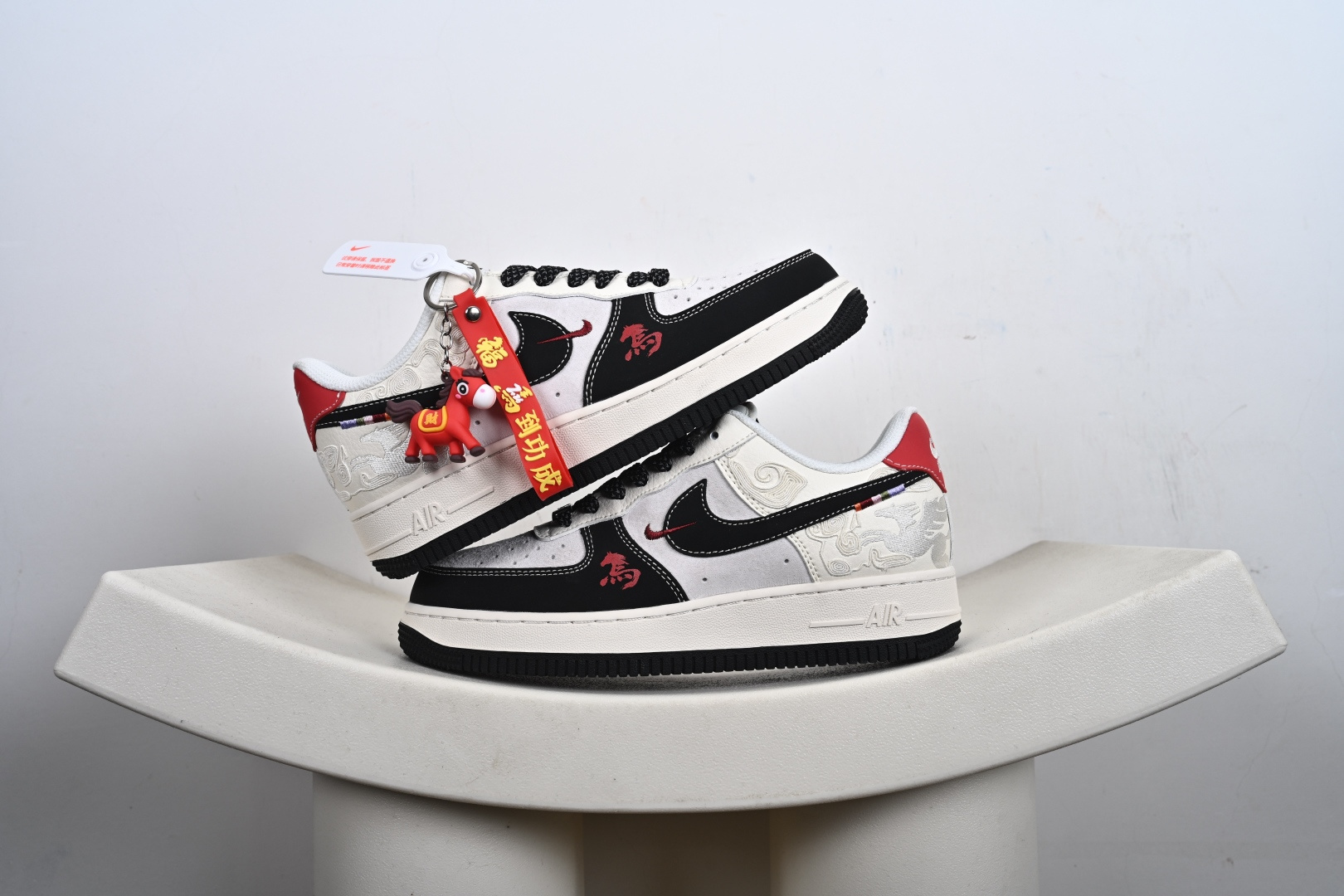 本地💰250优势放店
AIRFORCE1'07LV8  马年限定
#原楦头原纸板  打造纯正空军版型
#专注外贸渠道  全掌内置蜂窝气垫 
#原盒配件 原厂中底钢印、拉帮完美  
货号：FF9989  001 
尺码：36-45（半）-H8-F1