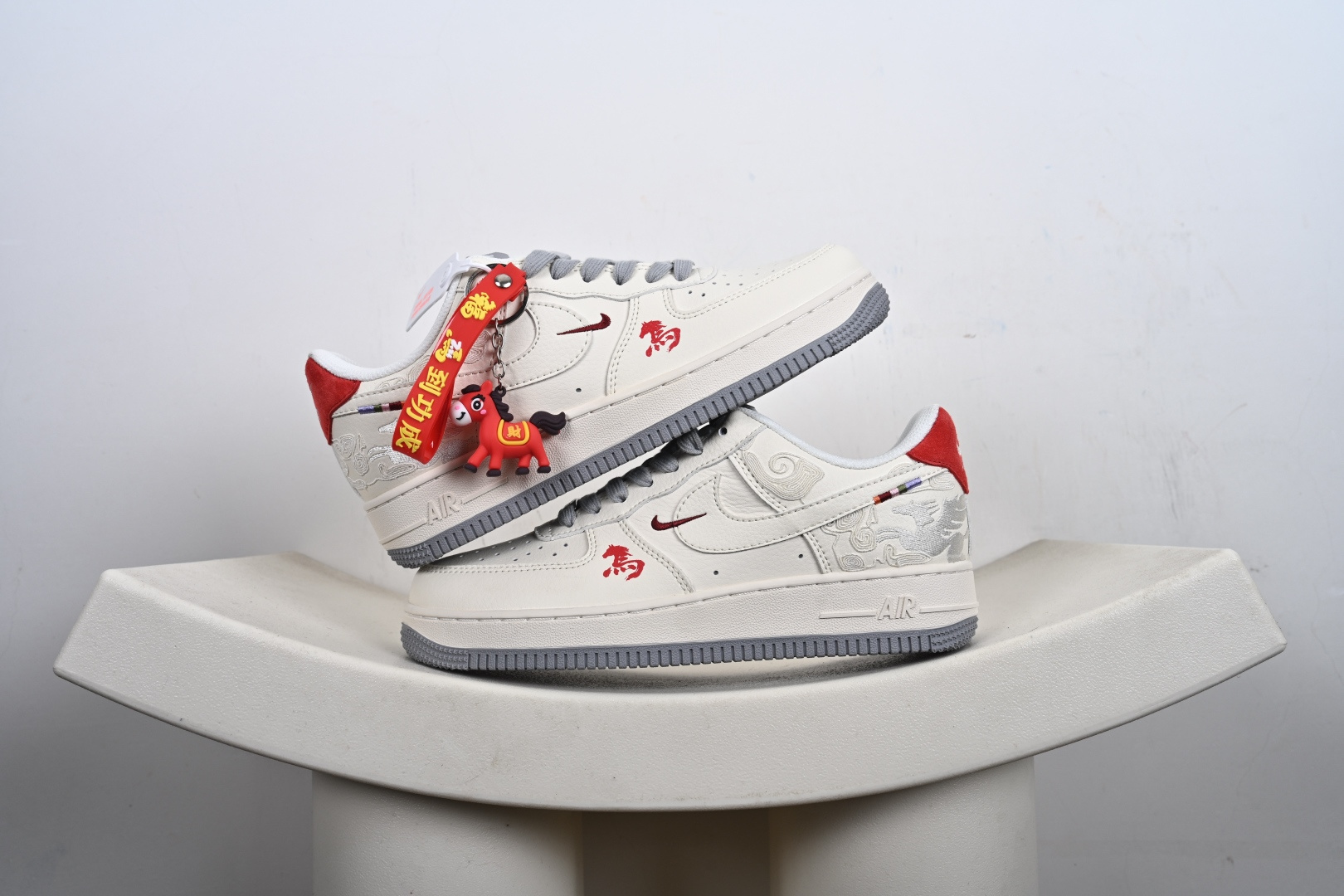 本地💰250优势放店
AIRFORCE1'07LV8  马年限定
#原楦头原纸板  打造纯正空军版型
#专注外贸渠道  全掌内置蜂窝气垫 
#原盒配件 原厂中底钢印、拉帮完美  
货号：JY6988-140
尺码：36-45（半）-H8-F1