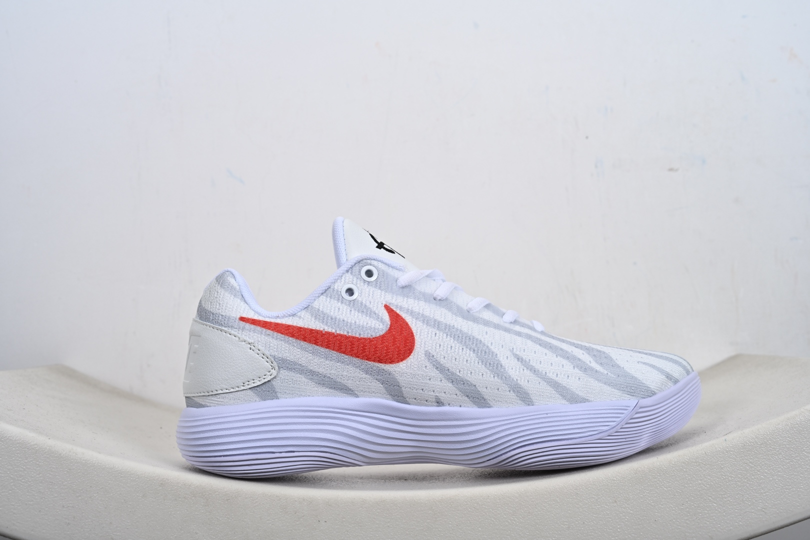 马年专属Nike战靴 帅到炸街的球场利器 当国风马纹撞上街头运动风 897637-006