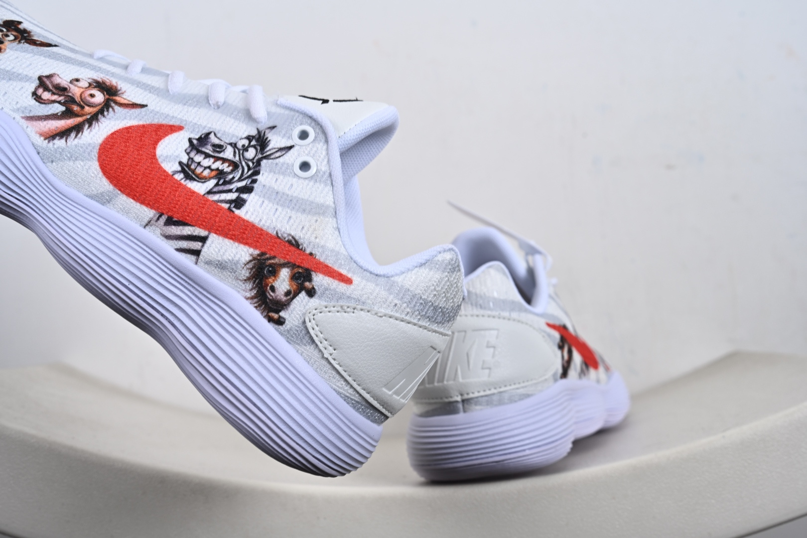 马年专属Nike战靴 帅到炸街的球场利器 当国风马纹撞上街头运动风 897637-006