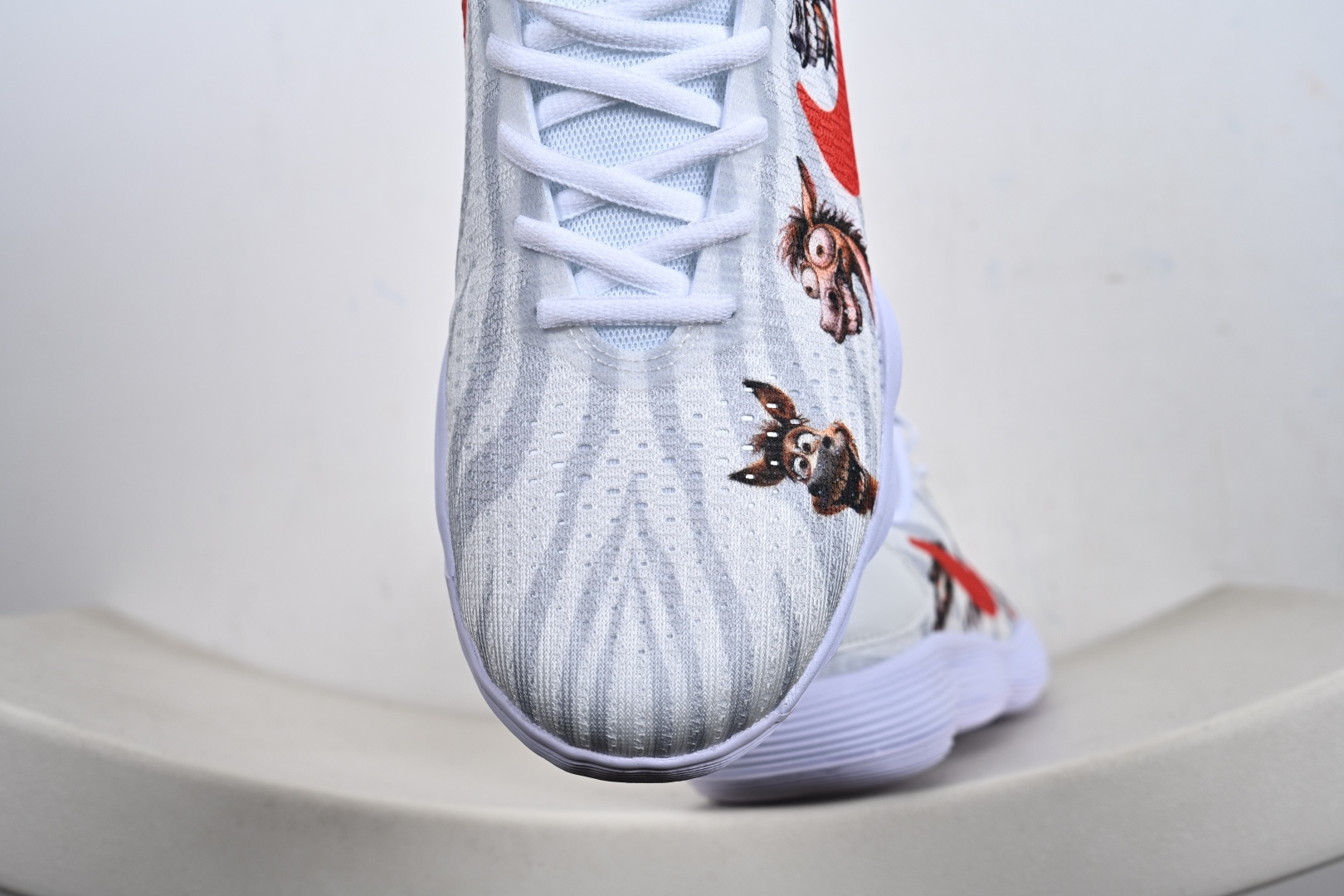 马年专属Nike战靴 帅到炸街的球场利器 当国风马纹撞上街头运动风 897637-006