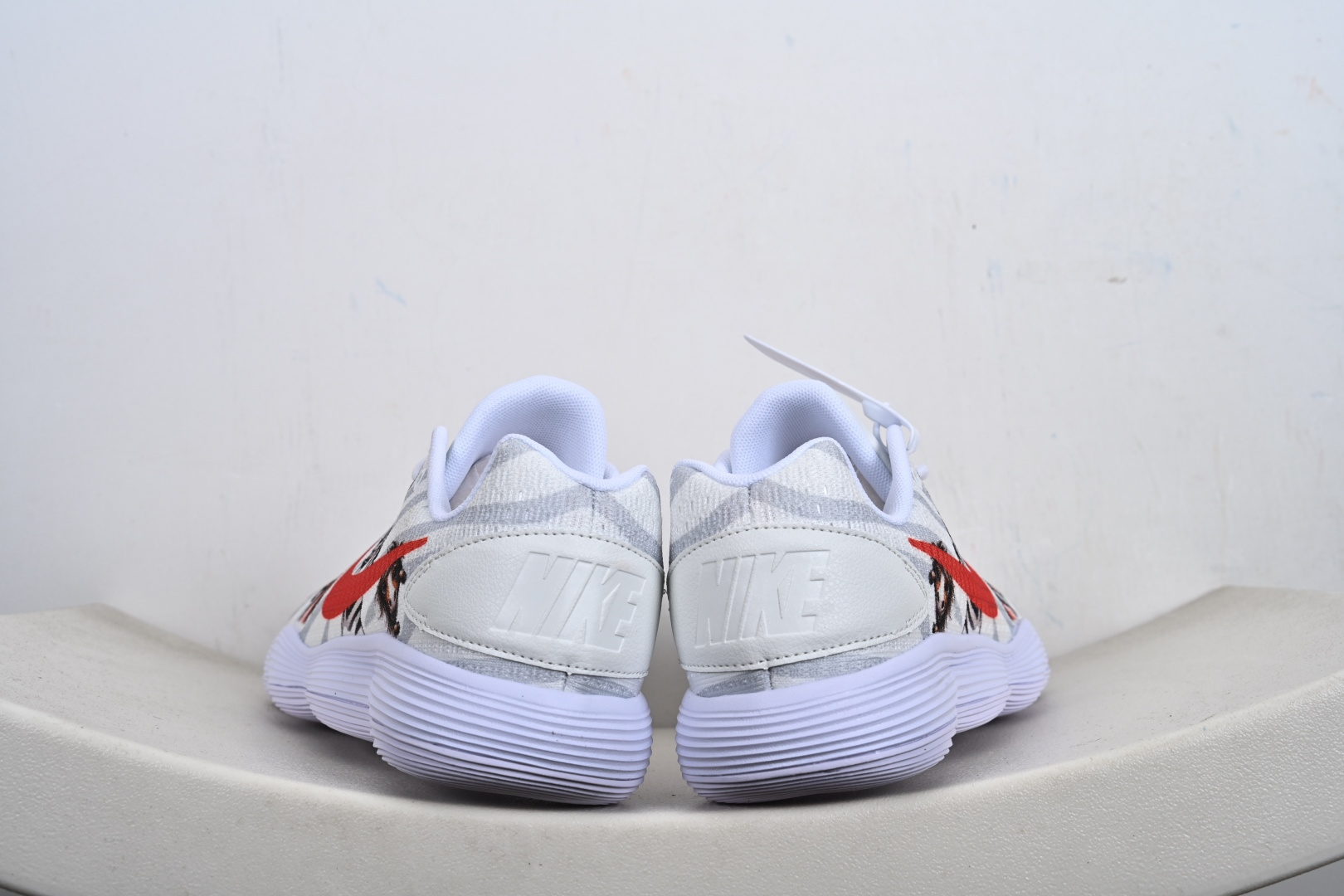 马年专属Nike战靴 帅到炸街的球场利器 当国风马纹撞上街头运动风 897637-006