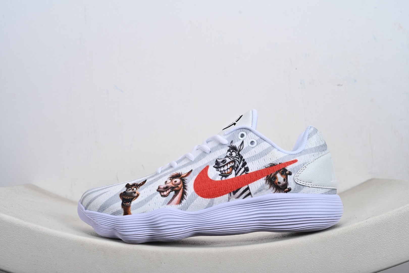 马年专属Nike战靴 帅到炸街的球场利器 当国风马纹撞上街头运动风 897637-006