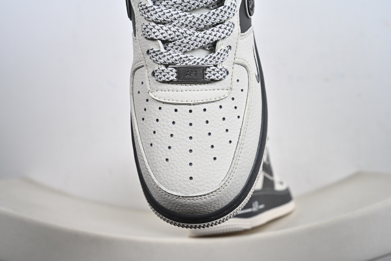 Nike Air Force 1解构款堪称街头穿搭王炸 米白拼深灰 SM6668-107