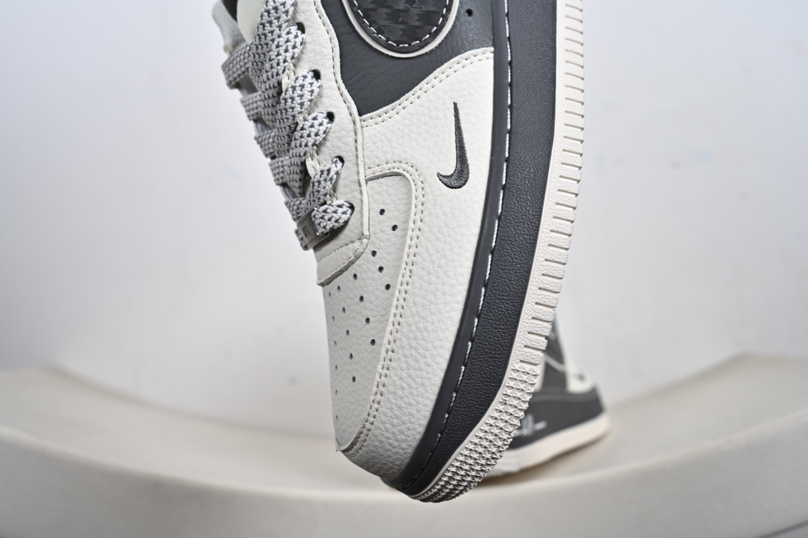 Nike Air Force 1解构款堪称街头穿搭王炸 米白拼深灰 SM6668-107