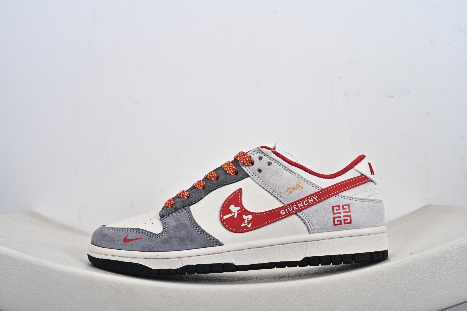 马年限定SB Dunk Low直接美到开挂 灰白红撞色搭配细腻麂皮材质 JP2026-112
