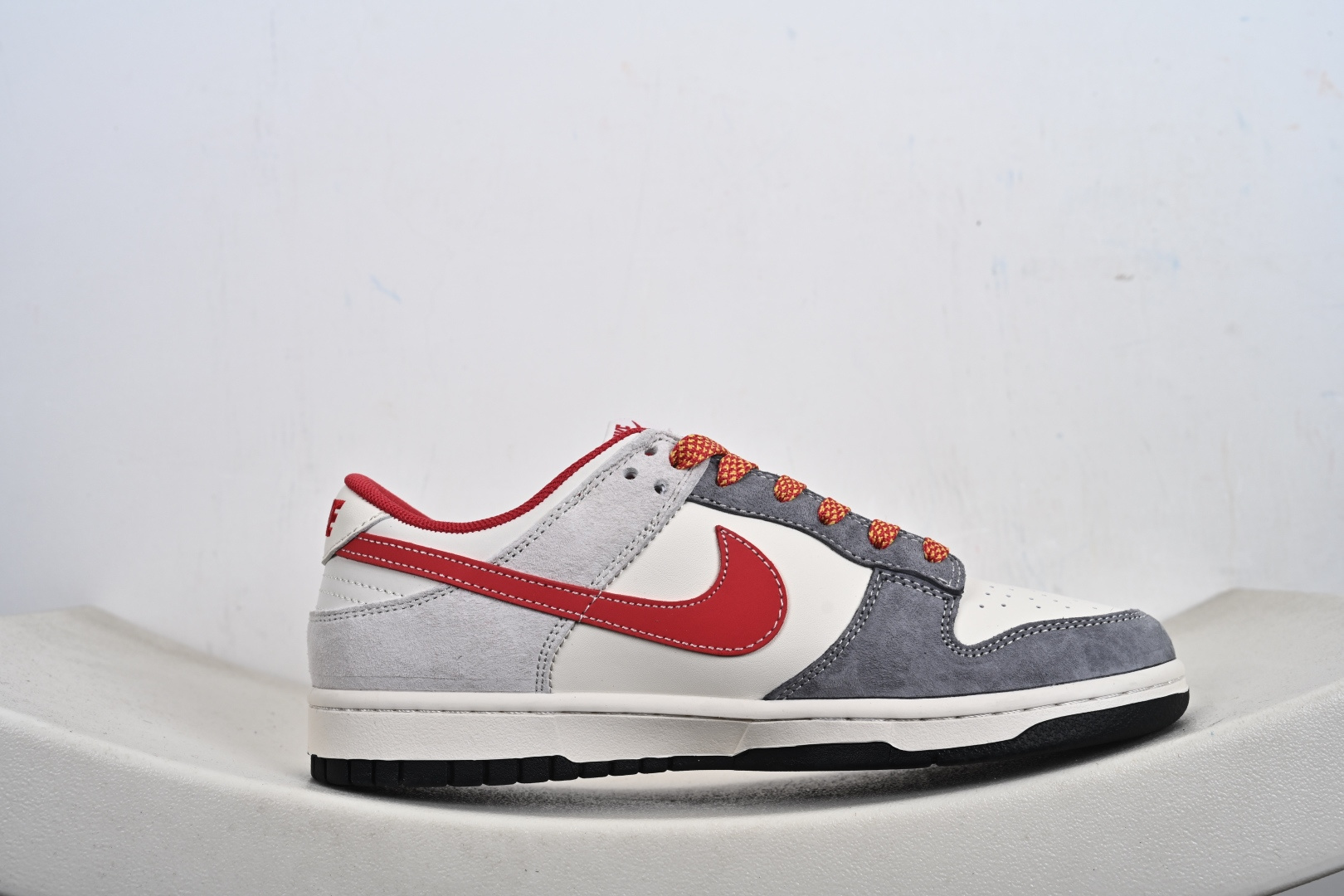 马年限定SB Dunk Low直接美到开挂 灰白红撞色搭配细腻麂皮材质 JP2026-112