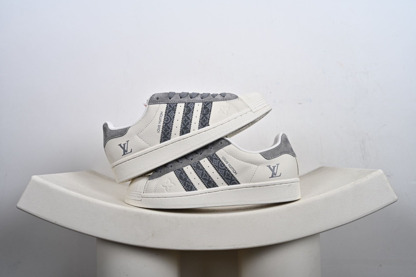 福利特价💰130支持放店‼️‼️‼️
AD Originals Superstar x Louis Vuitton 采用全新头层拼接皮革材质后跟采用特色3D立体印字 渠道正品订单 诠释市场最高工艺水平全鞋进口头层皮料打造区别市面普通真标版本，进出专柜无压力 
货号：XS0014、XS0007、
Size：36-45-F2-E0