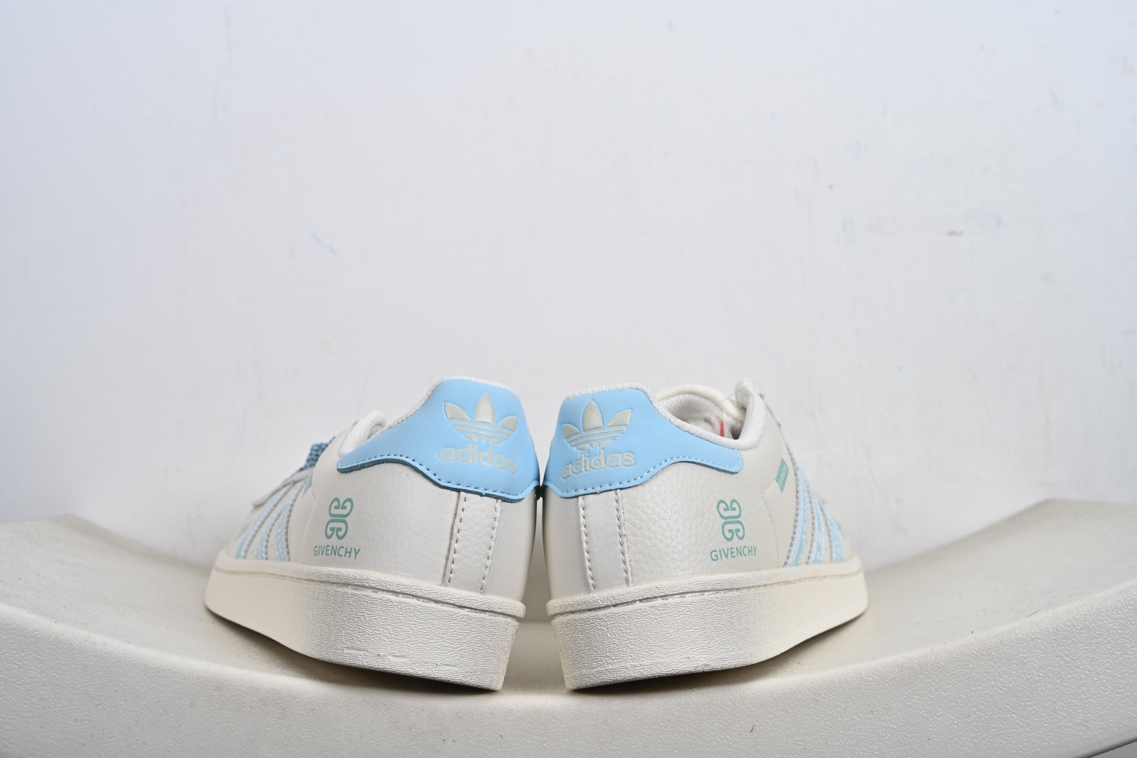 福利特价💰130支持放店‼️‼️‼️
AD Originals Superstar x Louis Vuitton 采用全新头层拼接皮革材质后跟采用特色3D立体印字 渠道正品订单 诠释市场最高工艺水平全鞋进口头层皮料打造区别市面普通真标版本,进出专柜无压力
货号:XS0014、XS0007、XS0002、
Size:36-45-F2-E0