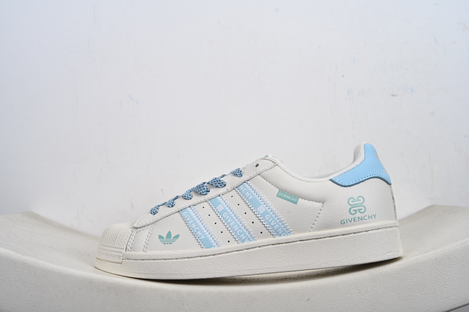 福利特价💰130支持放店‼️‼️‼️
AD Originals Superstar x Louis Vuitton 采用全新头层拼接皮革材质后跟采用特色3D立体印字 渠道正品订单 诠释市场最高工艺水平全鞋进口头层皮料打造区别市面普通真标版本,进出专柜无压力
货号:XS0014、XS0007、XS0002、
Size:36-45-F2-E0