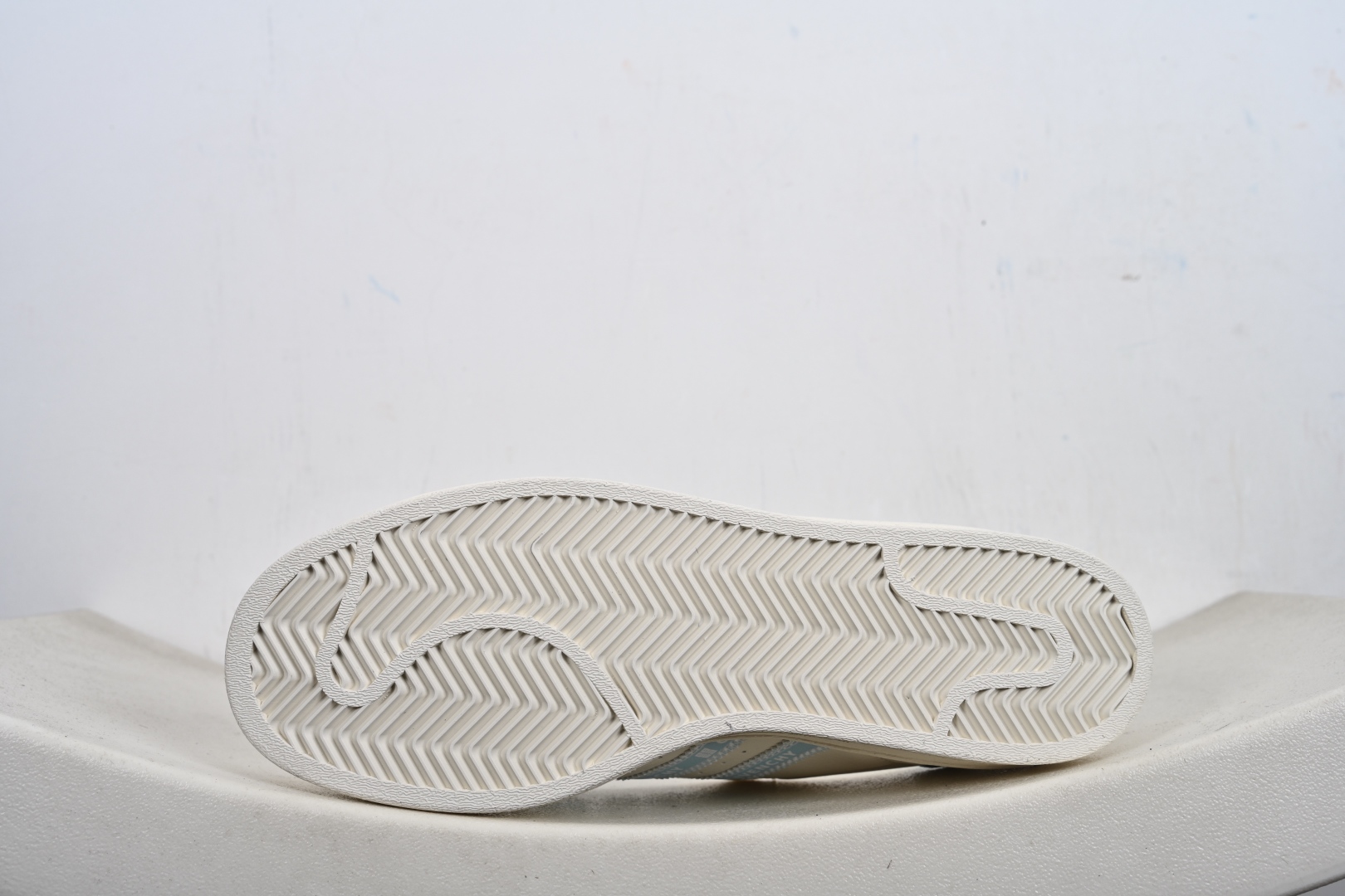 福利特价💰130支持放店‼️‼️‼️
AD Originals Superstar x Louis Vuitton 采用全新头层拼接皮革材质后跟采用特色3D立体印字 渠道正品订单 诠释市场最高工艺水平全鞋进口头层皮料打造区别市面普通真标版本,进出专柜无压力
货号:XS0014、XS0007、XS0002、
Size:36-45-F2-E0