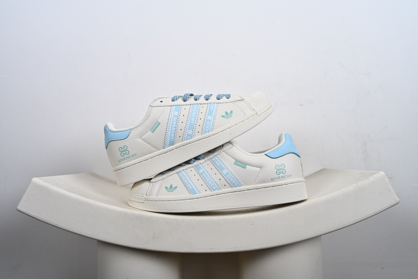 福利特价💰130支持放店‼️‼️‼️
AD Originals Superstar x Louis Vuitton 采用全新头层拼接皮革材质后跟采用特色3D立体印字 渠道正品订单 诠释市场最高工艺水平全鞋进口头层皮料打造区别市面普通真标版本，进出专柜无压力 
货号：XS0014、XS0007、XS0002、
Size：36-45-F2-E0