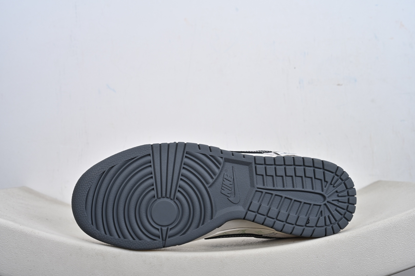 Nike SB Dunk Low LV联名款 高端定制 低帮休闲板鞋 YX5066-391