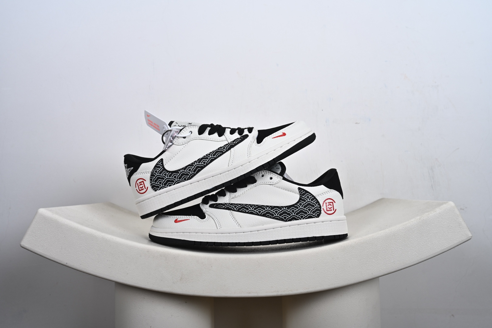 本地💰270优势放店
Air Jordan 1 Low AJ1 乔1国风联名 黑白熊猫 高端定制 低帮复古篮球鞋
#定制皮料 原厂3D打印 定制鞋盒 原楦原纸板 纯正空军版型 内置全掌气垫
货号：JW1188-171
尺码：36 36.5 37.5 38 38.5 39 40 40.5 41 42 42.5 43 44 44.5 45-T1-F3