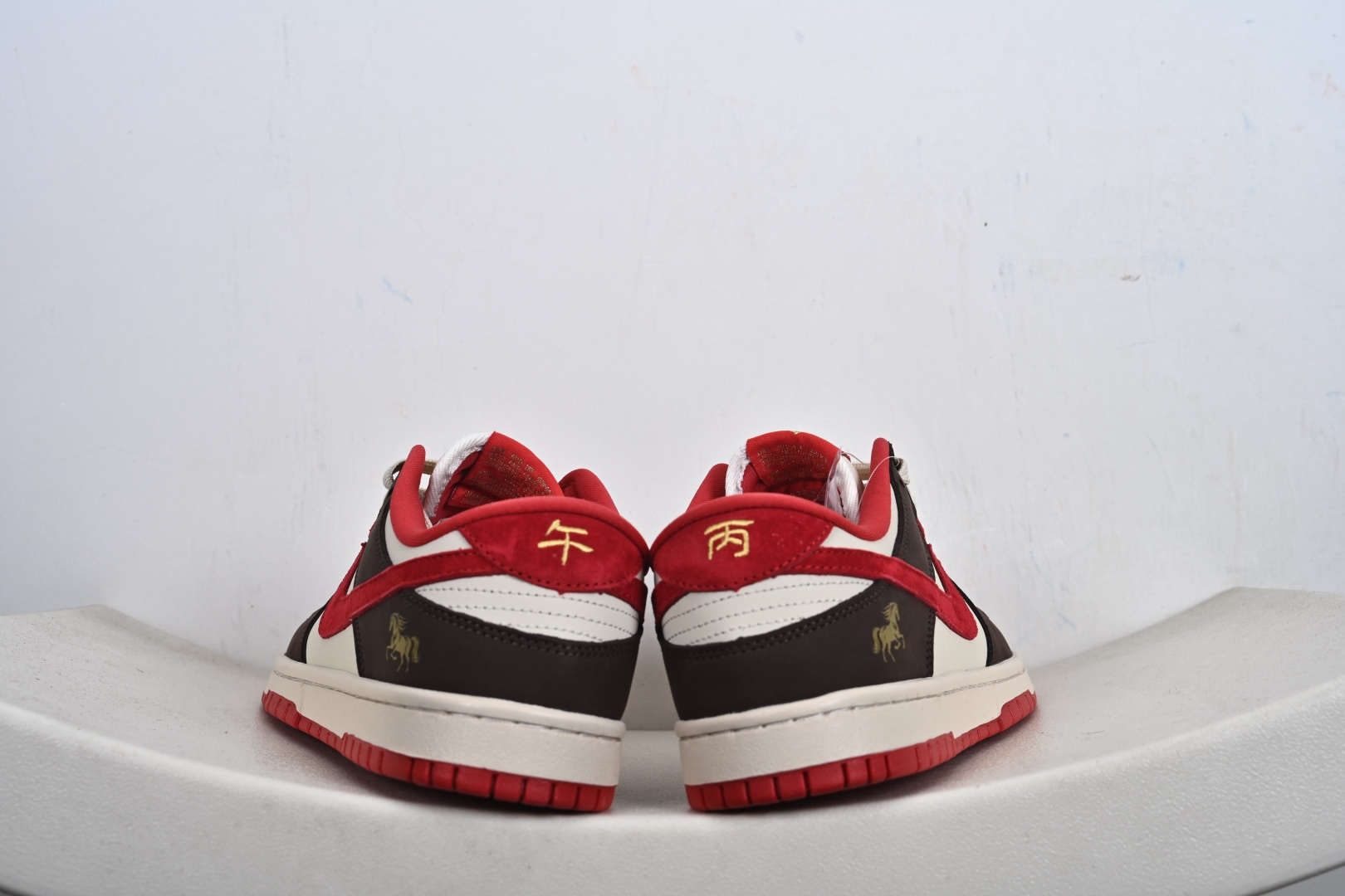 Nike SB Dunk Low ”马年限定款“——白咖啡红” 高端定制 低帮休闲板鞋 YF9511-927-Top High Quatity Cheap Sneakers Fashion Clothing Clothes Bags handbags Shoes of all Brand wholesale With The best Quality And Beautiful Price from China Factory Chinese suppliers wholesaler seller Nike SB Dunk Low ”马年限定款“——白咖啡红” 高端定制 低帮休闲板鞋 YF9511-927