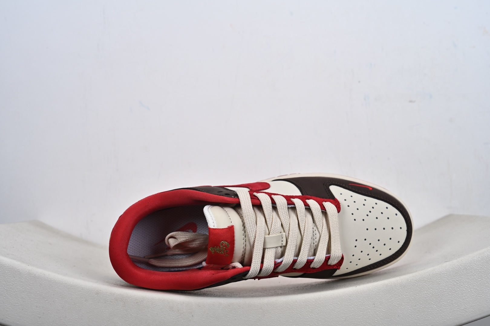 Nike SB Dunk Low ”马年限定款“——白咖啡红” 高端定制 低帮休闲板鞋 YF9511-927-Top High Quatity Cheap Sneakers Fashion Clothing Clothes Bags handbags Shoes of all Brand wholesale With The best Quality And Beautiful Price from China Factory Chinese suppliers wholesaler seller Nike SB Dunk Low ”马年限定款“——白咖啡红” 高端定制 低帮休闲板鞋 YF9511-927