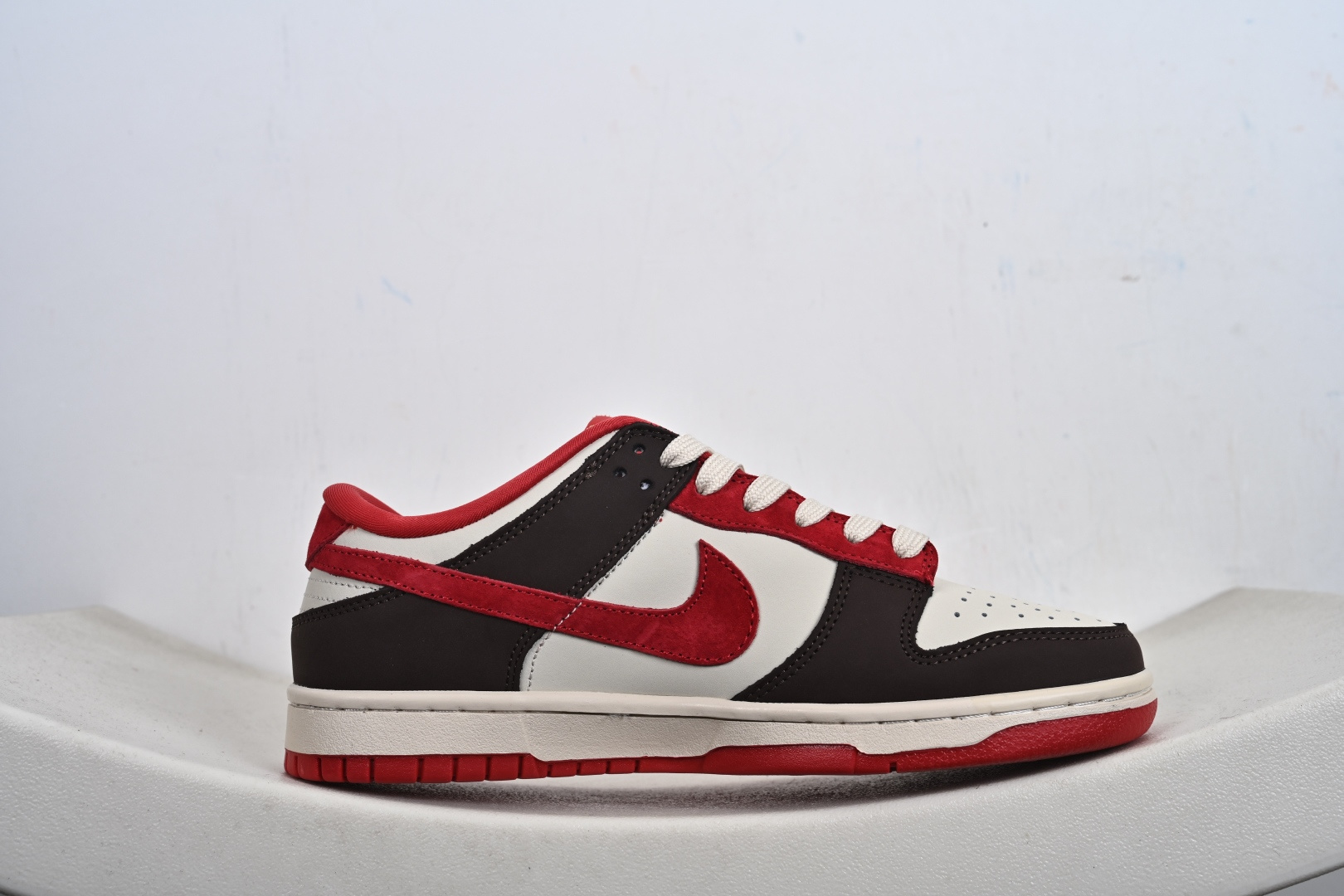 Nike SB Dunk Low ”马年限定款“——白咖啡红” 高端定制 低帮休闲板鞋 YF9511-927-Top High Quatity Cheap Sneakers Fashion Clothing Clothes Bags handbags Shoes of all Brand wholesale With The best Quality And Beautiful Price from China Factory Chinese suppliers wholesaler seller Nike SB Dunk Low ”马年限定款“——白咖啡红” 高端定制 低帮休闲板鞋 YF9511-927