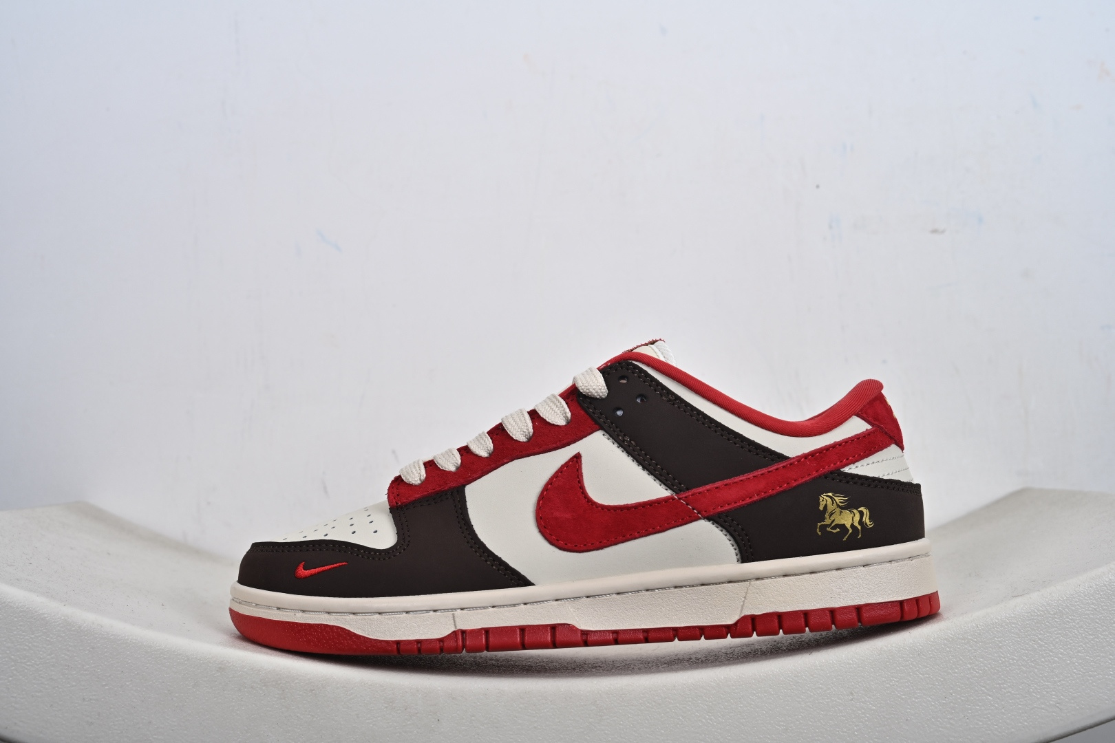 Nike SB Dunk Low ”马年限定款“——白咖啡红” 高端定制 低帮休闲板鞋 YF9511-927-Top High Quatity Cheap Sneakers Fashion Clothing Clothes Bags handbags Shoes of all Brand wholesale With The best Quality And Beautiful Price from China Factory Chinese suppliers wholesaler seller Nike SB Dunk Low ”马年限定款“——白咖啡红” 高端定制 低帮休闲板鞋 YF9511-927