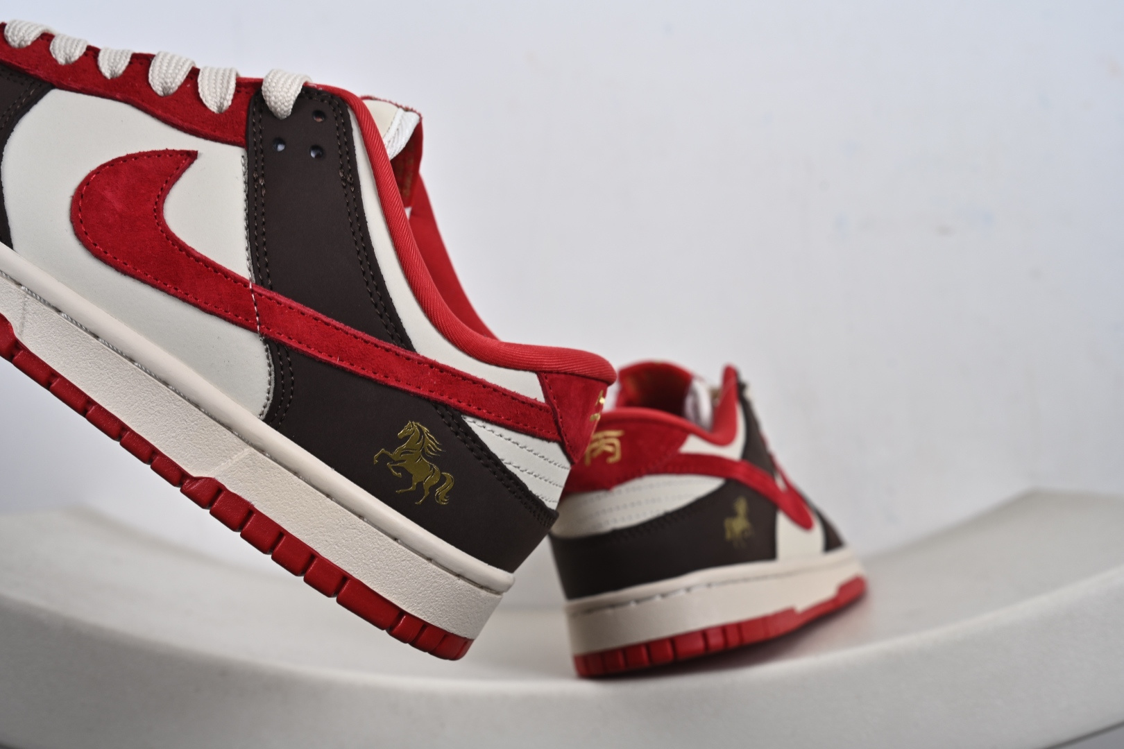 Nike SB Dunk Low ”马年限定款“——白咖啡红” 高端定制 低帮休闲板鞋 YF9511-927-Top High Quatity Cheap Sneakers Fashion Clothing Clothes Bags handbags Shoes of all Brand wholesale With The best Quality And Beautiful Price from China Factory Chinese suppliers wholesaler seller Nike SB Dunk Low ”马年限定款“——白咖啡红” 高端定制 低帮休闲板鞋 YF9511-927