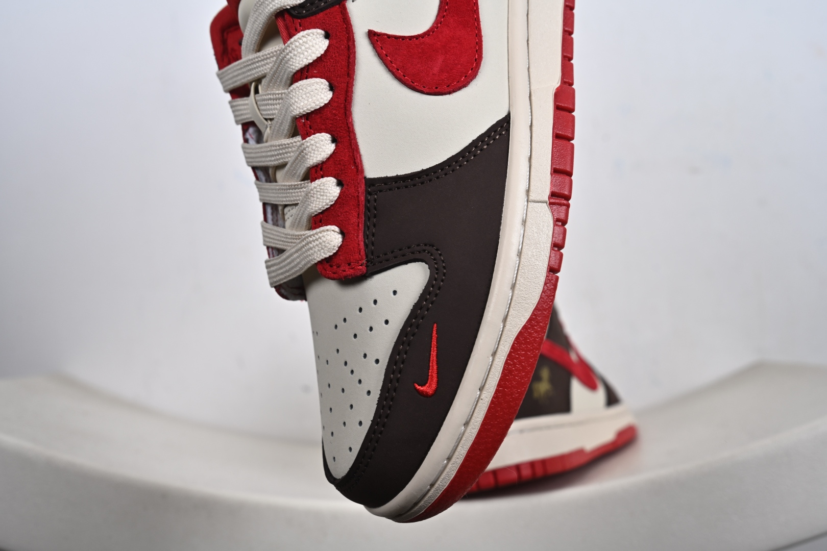 Nike SB Dunk Low ”马年限定款“——白咖啡红” 高端定制 低帮休闲板鞋 YF9511-927-Top High Quatity Cheap Sneakers Fashion Clothing Clothes Bags handbags Shoes of all Brand wholesale With The best Quality And Beautiful Price from China Factory Chinese suppliers wholesaler seller Nike SB Dunk Low ”马年限定款“——白咖啡红” 高端定制 低帮休闲板鞋 YF9511-927