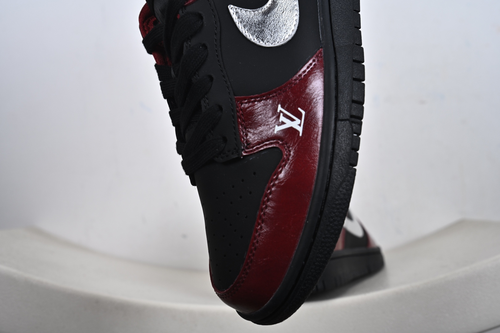 定制版 Dunk Low 马年限定 红檀玄银 高端定制 低帮休闲板鞋 SG6688-007-Top High Quatity Cheap Sneakers Fashion Clothing Clothes Bags handbags Shoes of all Brand wholesale With The best Quality And Beautiful Price from China Factory Chinese suppliers wholesaler seller 定制版 Dunk Low 马年限定 红檀玄银 高端定制 低帮休闲板鞋 SG6688-007