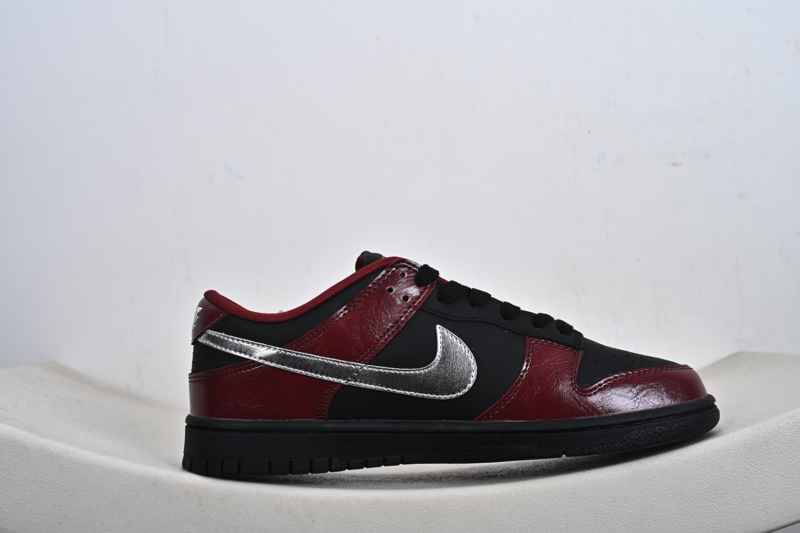 定制版 Dunk Low 马年限定 红檀玄银 高端定制 低帮休闲板鞋 SG6688-007-Top High Quatity Cheap Sneakers Fashion Clothing Clothes Bags handbags Shoes of all Brand wholesale With The best Quality And Beautiful Price from China Factory Chinese suppliers wholesaler seller 定制版 Dunk Low 马年限定 红檀玄银 高端定制 低帮休闲板鞋 SG6688-007