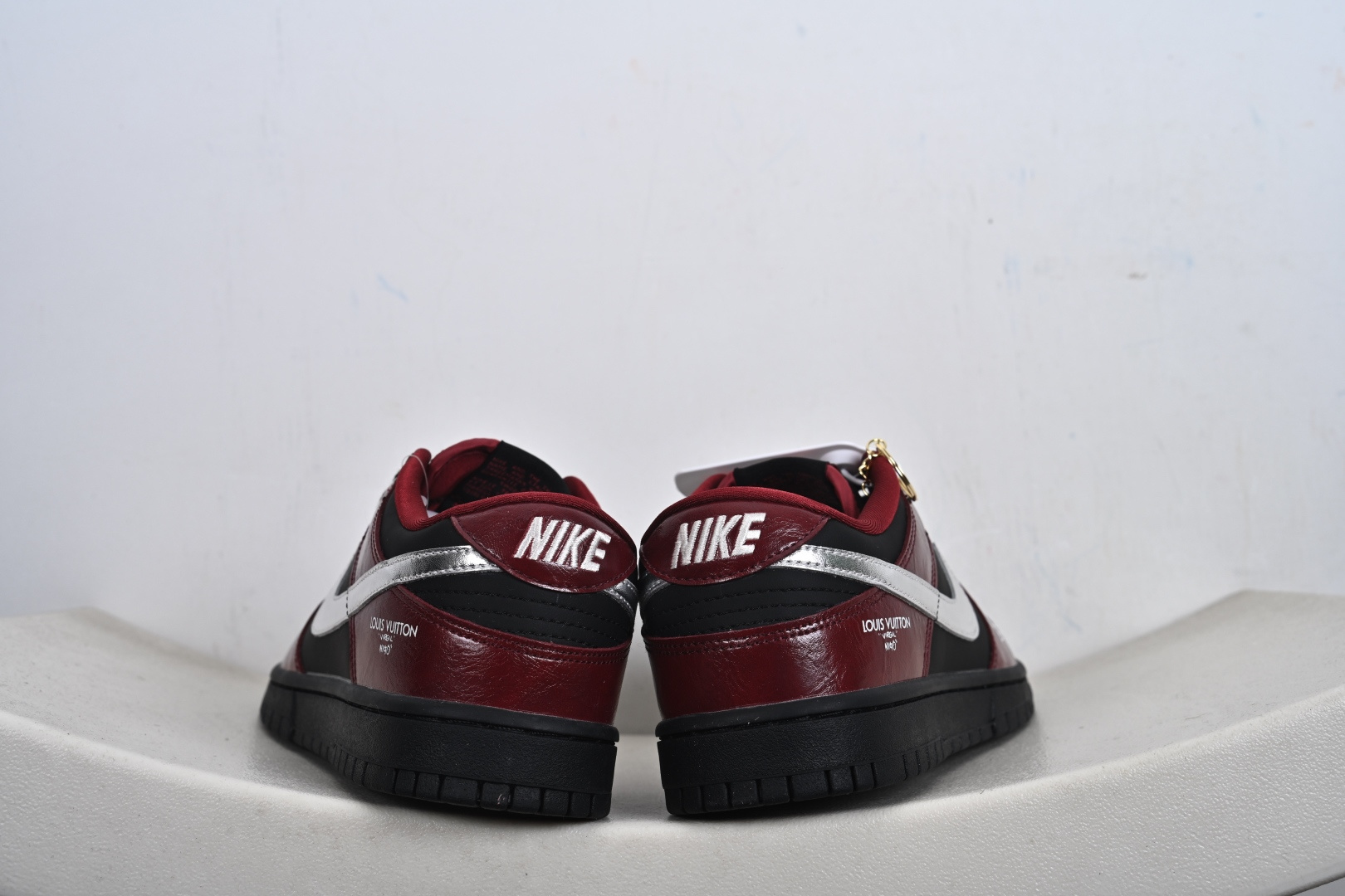 定制版 Dunk Low 马年限定 红檀玄银 高端定制 低帮休闲板鞋 SG6688-007-Top High Quatity Cheap Sneakers Fashion Clothing Clothes Bags handbags Shoes of all Brand wholesale With The best Quality And Beautiful Price from China Factory Chinese suppliers wholesaler seller 定制版 Dunk Low 马年限定 红檀玄银 高端定制 低帮休闲板鞋 SG6688-007