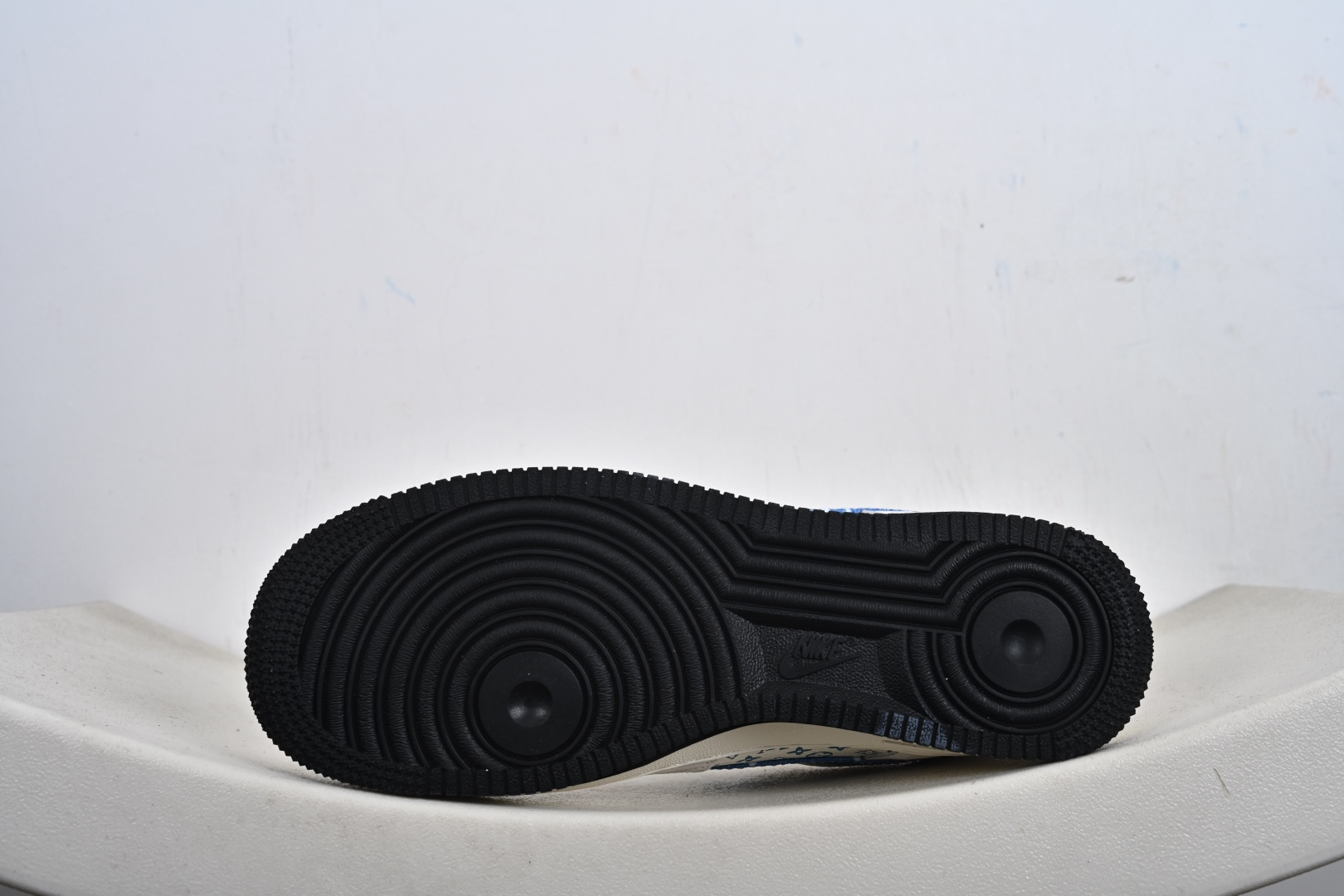 Nike AF1 x LV联名款堪称潮流顶流 浅灰麂皮搭蓝白扎染LV老花Swoosh KG6699-F48-Top High Quatity Cheap Sneakers Fashion Clothing Clothes Bags handbags Shoes of all Brand wholesale With The best Quality And Beautiful Price from China Factory Chinese suppliers wholesaler seller Nike AF1 x LV联名款堪称潮流顶流 浅灰麂皮搭蓝白扎染LV老花Swoosh KG6699-F48