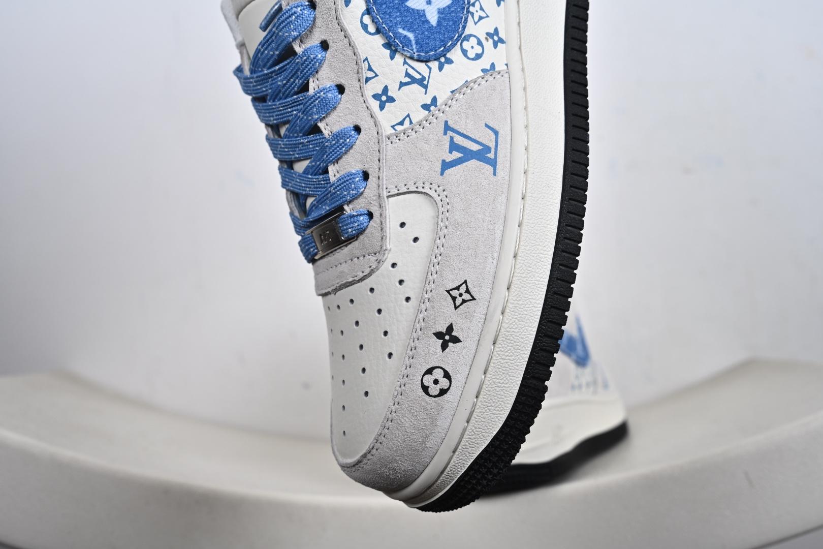 Nike AF1 x LV联名款堪称潮流顶流 浅灰麂皮搭蓝白扎染LV老花Swoosh KG6699-F48-Top High Quatity Cheap Sneakers Fashion Clothing Clothes Bags handbags Shoes of all Brand wholesale With The best Quality And Beautiful Price from China Factory Chinese suppliers wholesaler seller Nike AF1 x LV联名款堪称潮流顶流 浅灰麂皮搭蓝白扎染LV老花Swoosh KG6699-F48