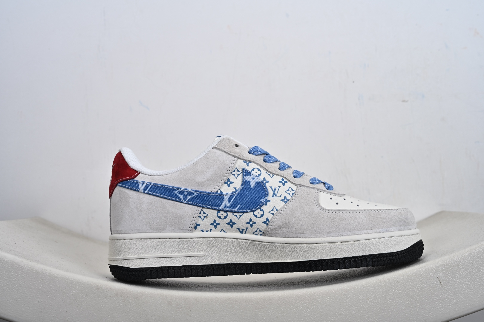 Nike AF1 x LV联名款堪称潮流顶流 浅灰麂皮搭蓝白扎染LV老花Swoosh KG6699-F48-Top High Quatity Cheap Sneakers Fashion Clothing Clothes Bags handbags Shoes of all Brand wholesale With The best Quality And Beautiful Price from China Factory Chinese suppliers wholesaler seller Nike AF1 x LV联名款堪称潮流顶流 浅灰麂皮搭蓝白扎染LV老花Swoosh KG6699-F48