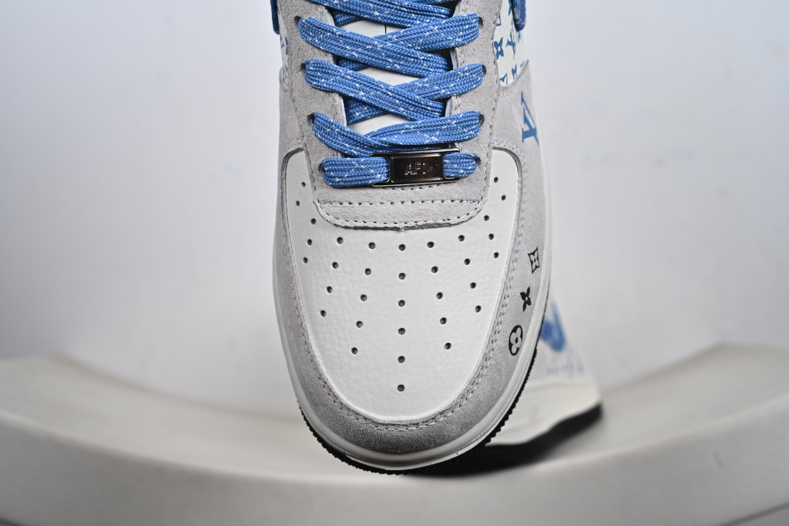 Nike AF1 x LV联名款堪称潮流顶流 浅灰麂皮搭蓝白扎染LV老花Swoosh KG6699-F48-Top High Quatity Cheap Sneakers Fashion Clothing Clothes Bags handbags Shoes of all Brand wholesale With The best Quality And Beautiful Price from China Factory Chinese suppliers wholesaler seller Nike AF1 x LV联名款堪称潮流顶流 浅灰麂皮搭蓝白扎染LV老花Swoosh KG6699-F48
