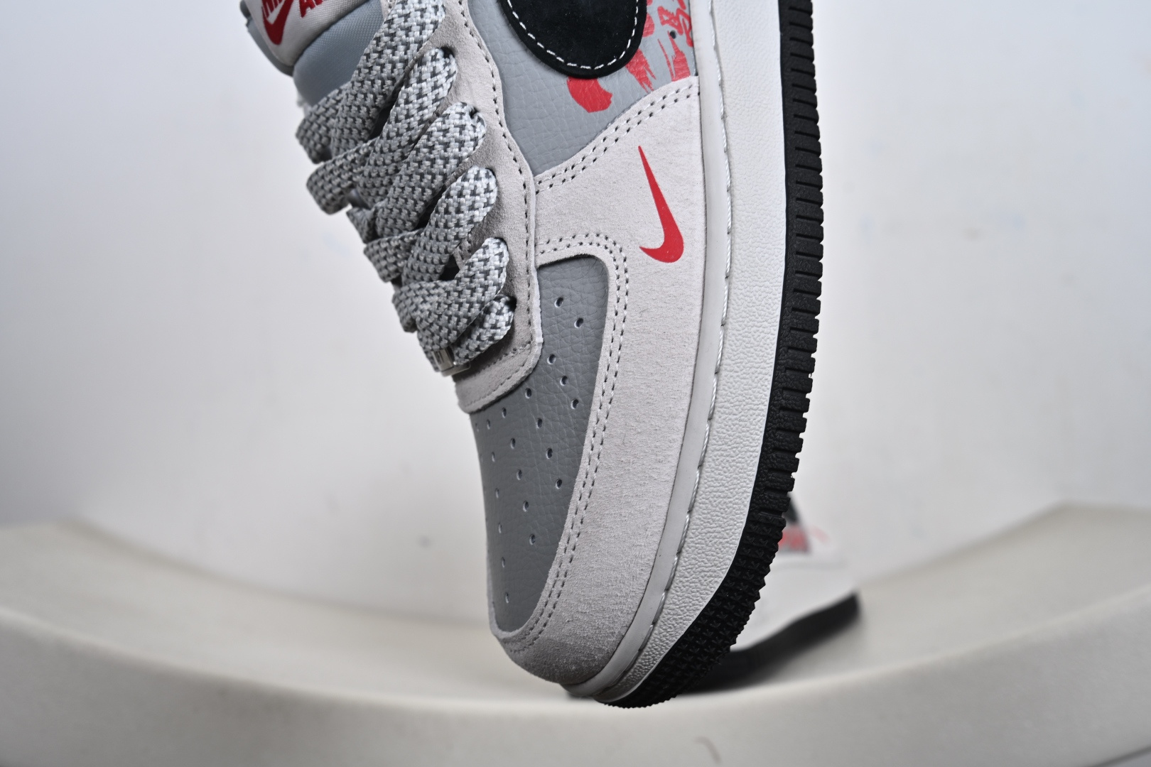 2026马年专属Nike AF1直接封神 白灰主调撞色红黑细节超吸睛 JP2026-135-Top High Quatity Cheap Sneakers Fashion Clothing Clothes Bags handbags Shoes of all Brand wholesale With The best Quality And Beautiful Price from China Factory Chinese suppliers wholesaler seller 2026马年专属Nike AF1直接封神 白灰主调撞色红黑细节超吸睛 JP2026-135