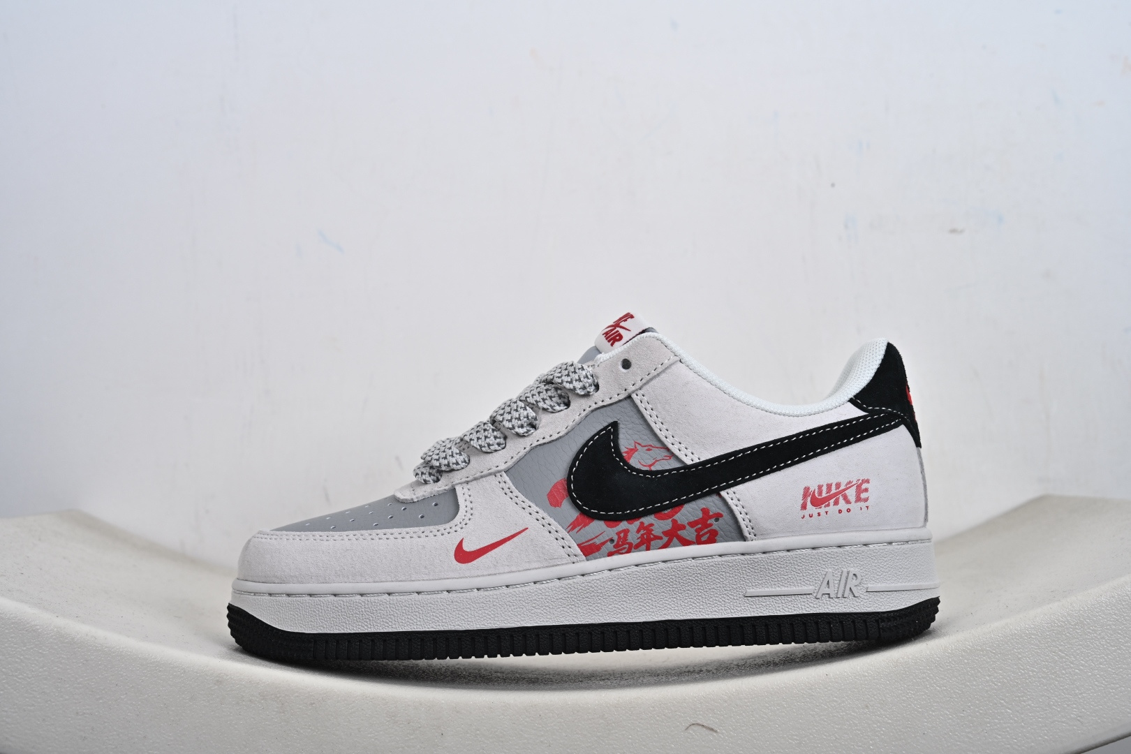 2026马年专属Nike AF1直接封神 白灰主调撞色红黑细节超吸睛 JP2026-135-Top High Quatity Cheap Sneakers Fashion Clothing Clothes Bags handbags Shoes of all Brand wholesale With The best Quality And Beautiful Price from China Factory Chinese suppliers wholesaler seller 2026马年专属Nike AF1直接封神 白灰主调撞色红黑细节超吸睛 JP2026-135