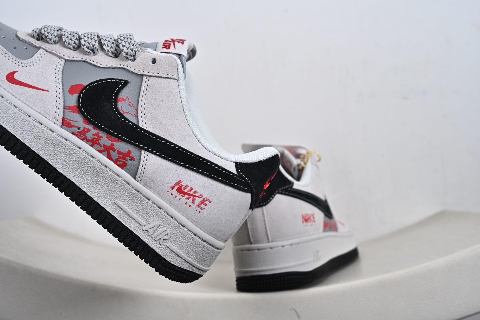 2026马年专属Nike AF1直接封神 白灰主调撞色红黑细节超吸睛 JP2026-135-Top High Quatity Cheap Sneakers Fashion Clothing Clothes Bags handbags Shoes of all Brand wholesale With The best Quality And Beautiful Price from China Factory Chinese suppliers wholesaler seller 2026马年专属Nike AF1直接封神 白灰主调撞色红黑细节超吸睛 JP2026-135
