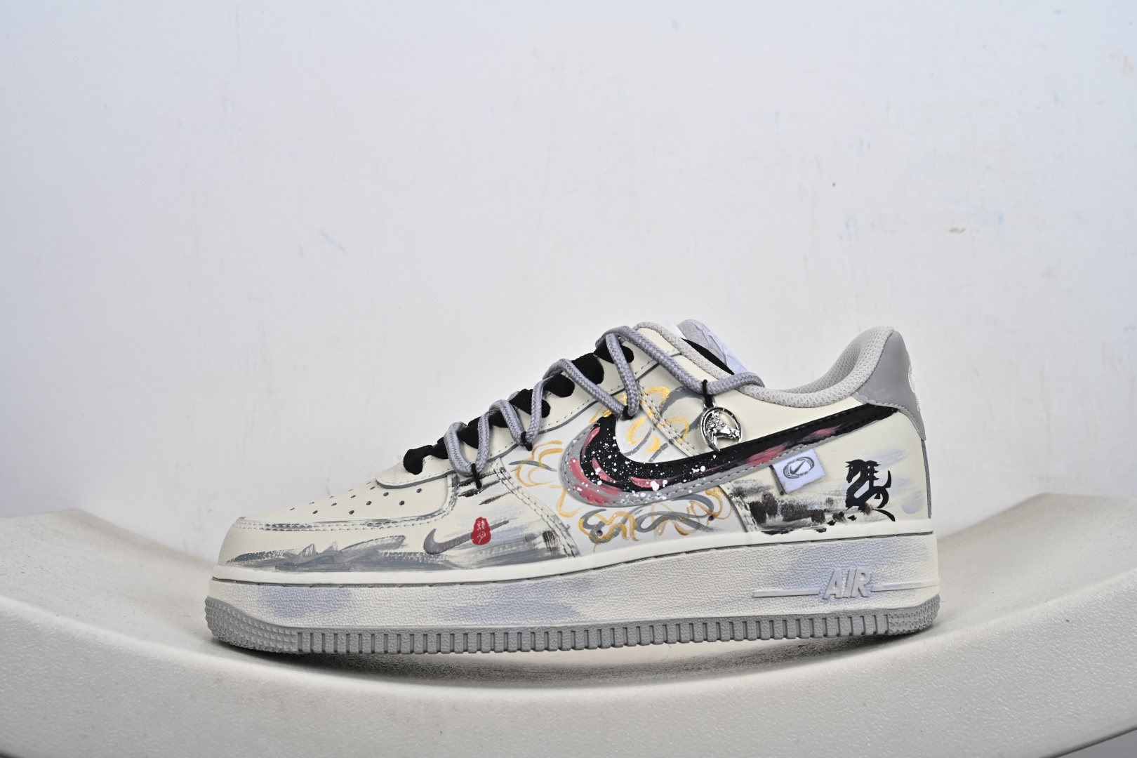 Nike Air Force 1 “ Unbridled Steed”手绘涂鸦 马年限定“天马行空”空军一号定制板鞋 FB1839-313-Top High Quatity Cheap Sneakers Fashion Clothing Clothes Bags handbags Shoes of all Brand wholesale With The best Quality And Beautiful Price from China Factory Chinese suppliers wholesaler seller Nike Air Force 1 “ Unbridled Steed”手绘涂鸦 马年限定“天马行空”空军一号定制板鞋 FB1839-313