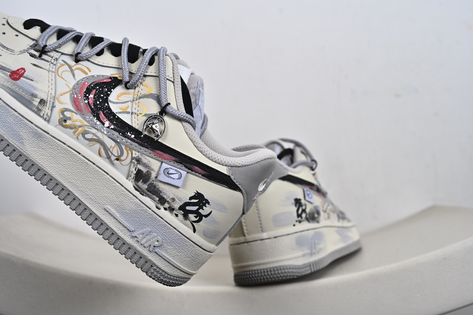 Nike Air Force 1 “ Unbridled Steed”手绘涂鸦 马年限定“天马行空”空军一号定制板鞋 FB1839-313-Top High Quatity Cheap Sneakers Fashion Clothing Clothes Bags handbags Shoes of all Brand wholesale With The best Quality And Beautiful Price from China Factory Chinese suppliers wholesaler seller Nike Air Force 1 “ Unbridled Steed”手绘涂鸦 马年限定“天马行空”空军一号定制板鞋 FB1839-313