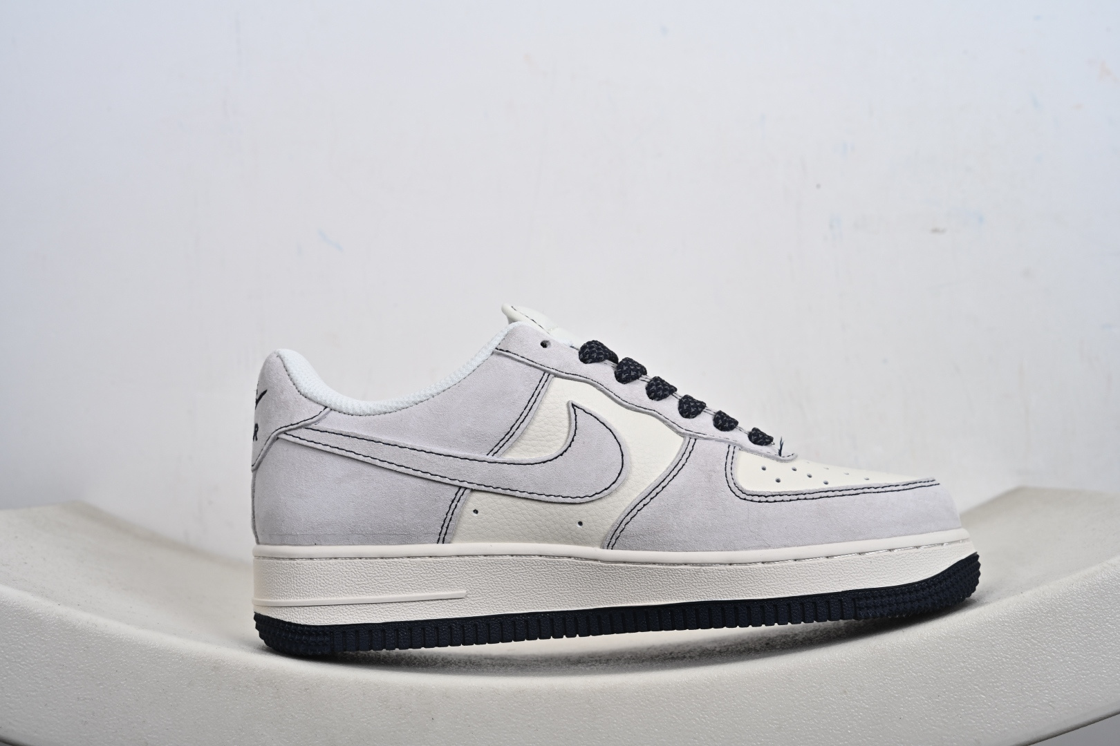马年纳福 AF1的国风新章 米白磨砂皮革勾勒出Air Force 1 Low的经典鞋型藏青线条点缀鞋舌与中底 FC1688-262-Top High Quatity Cheap Sneakers Fashion Clothing Clothes Bags handbags Shoes of all Brand wholesale With The best Quality And Beautiful Price from China Factory Chinese suppliers wholesaler seller 马年纳福 AF1的国风新章 米白磨砂皮革勾勒出Air Force 1 Low的经典鞋型藏青线条点缀鞋舌与中底 FC1688-262