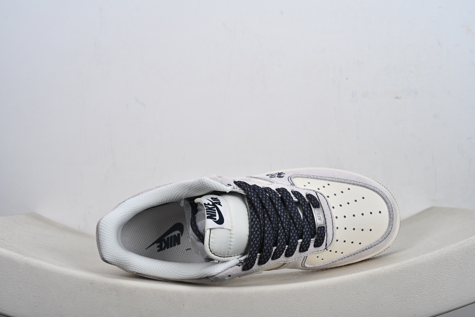 马年纳福 AF1的国风新章 米白磨砂皮革勾勒出Air Force 1 Low的经典鞋型藏青线条点缀鞋舌与中底 FC1688-262-Top High Quatity Cheap Sneakers Fashion Clothing Clothes Bags handbags Shoes of all Brand wholesale With The best Quality And Beautiful Price from China Factory Chinese suppliers wholesaler seller 马年纳福 AF1的国风新章 米白磨砂皮革勾勒出Air Force 1 Low的经典鞋型藏青线条点缀鞋舌与中底 FC1688-262