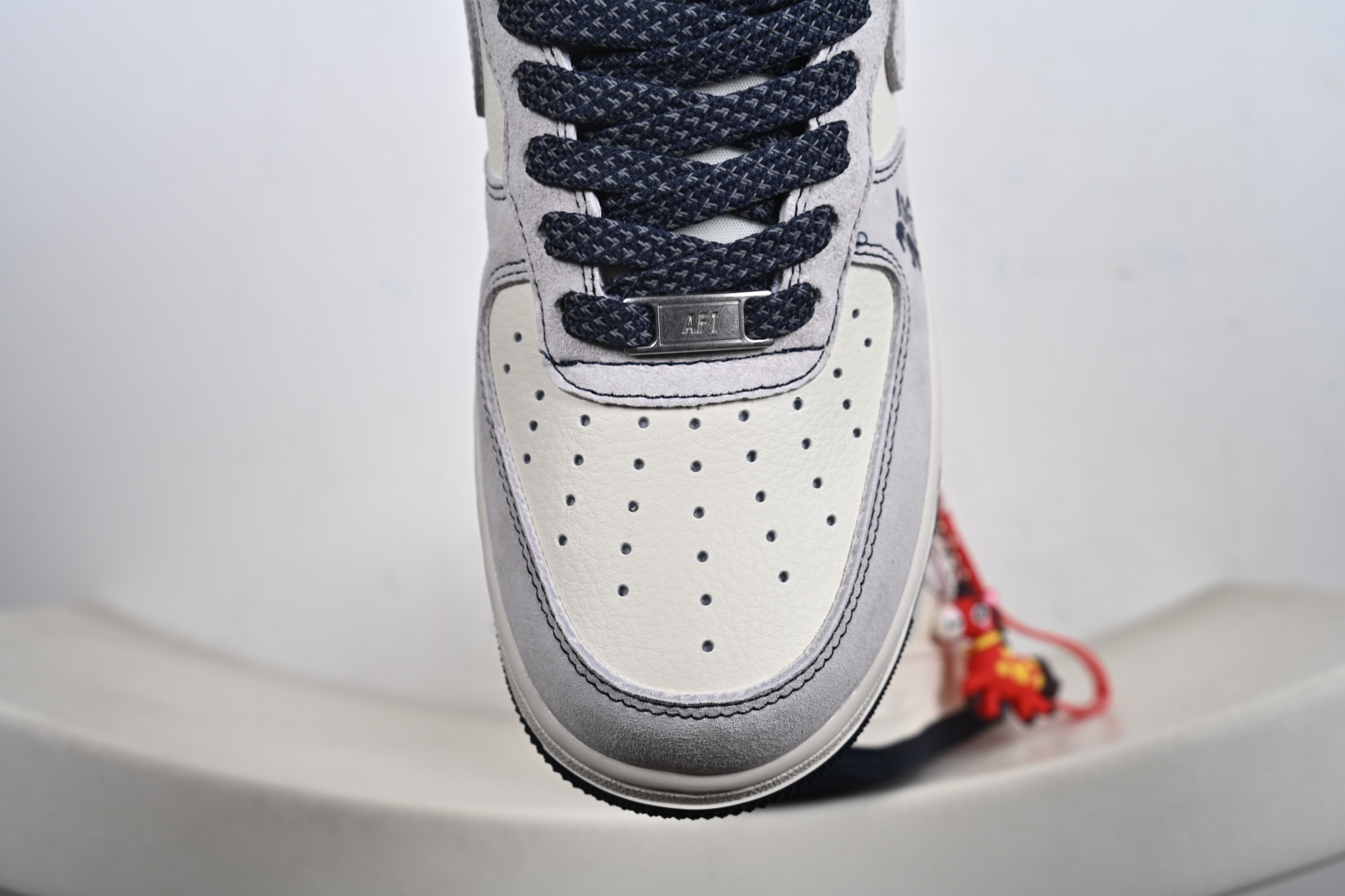 马年纳福 AF1的国风新章 米白磨砂皮革勾勒出Air Force 1 Low的经典鞋型藏青线条点缀鞋舌与中底 FC1688-262-Top High Quatity Cheap Sneakers Fashion Clothing Clothes Bags handbags Shoes of all Brand wholesale With The best Quality And Beautiful Price from China Factory Chinese suppliers wholesaler seller 马年纳福 AF1的国风新章 米白磨砂皮革勾勒出Air Force 1 Low的经典鞋型藏青线条点缀鞋舌与中底 FC1688-262