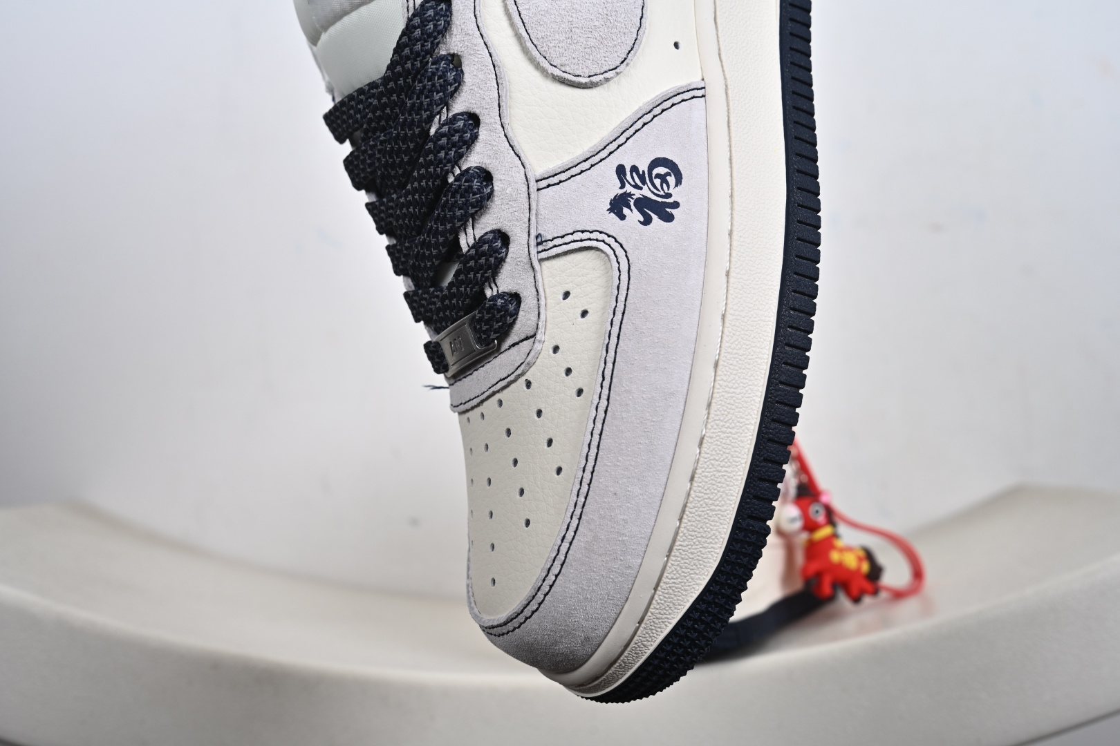 马年纳福 AF1的国风新章 米白磨砂皮革勾勒出Air Force 1 Low的经典鞋型藏青线条点缀鞋舌与中底 FC1688-262-Top High Quatity Cheap Sneakers Fashion Clothing Clothes Bags handbags Shoes of all Brand wholesale With The best Quality And Beautiful Price from China Factory Chinese suppliers wholesaler seller 马年纳福 AF1的国风新章 米白磨砂皮革勾勒出Air Force 1 Low的经典鞋型藏青线条点缀鞋舌与中底 FC1688-262