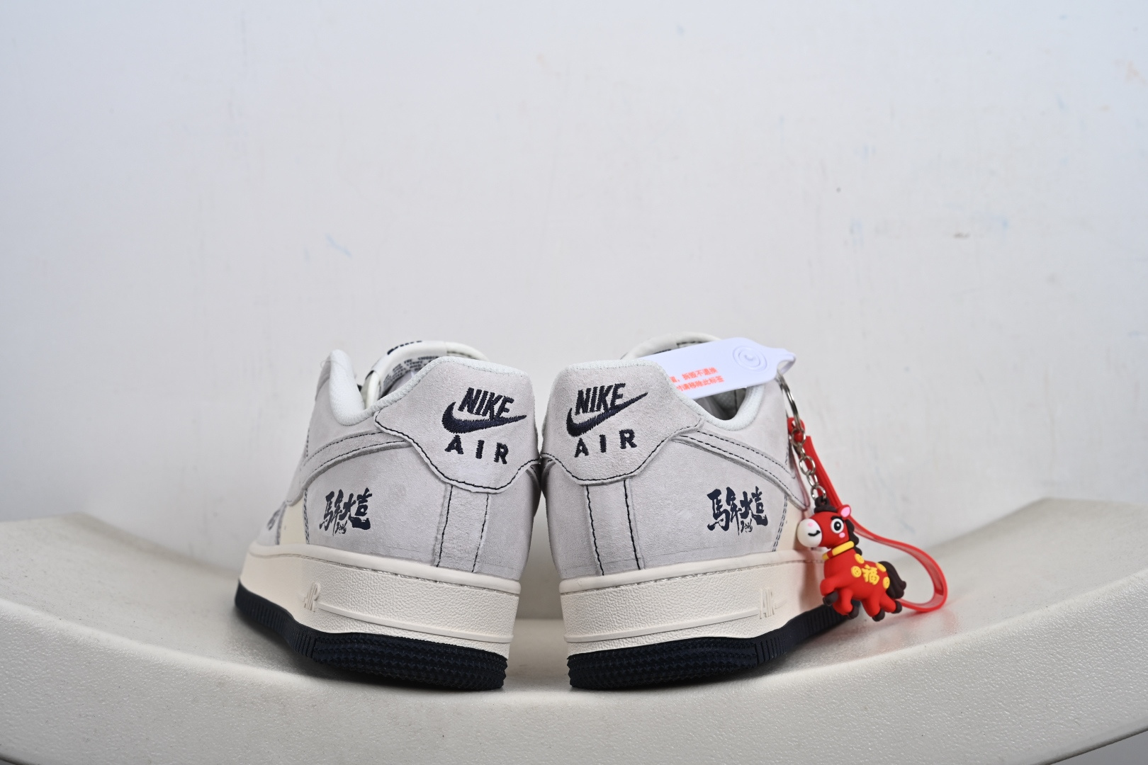 马年纳福 AF1的国风新章 米白磨砂皮革勾勒出Air Force 1 Low的经典鞋型藏青线条点缀鞋舌与中底 FC1688-262-Top High Quatity Cheap Sneakers Fashion Clothing Clothes Bags handbags Shoes of all Brand wholesale With The best Quality And Beautiful Price from China Factory Chinese suppliers wholesaler seller 马年纳福 AF1的国风新章 米白磨砂皮革勾勒出Air Force 1 Low的经典鞋型藏青线条点缀鞋舌与中底 FC1688-262