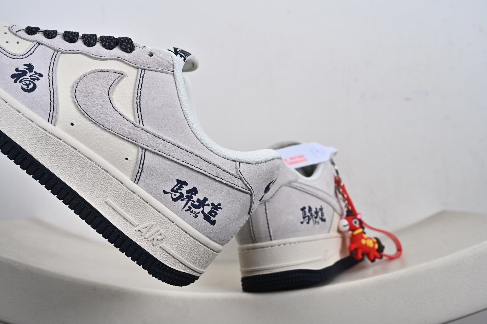 马年纳福 AF1的国风新章 米白磨砂皮革勾勒出Air Force 1 Low的经典鞋型藏青线条点缀鞋舌与中底 FC1688-262-Top High Quatity Cheap Sneakers Fashion Clothing Clothes Bags handbags Shoes of all Brand wholesale With The best Quality And Beautiful Price from China Factory Chinese suppliers wholesaler seller 马年纳福 AF1的国风新章 米白磨砂皮革勾勒出Air Force 1 Low的经典鞋型藏青线条点缀鞋舌与中底 FC1688-262