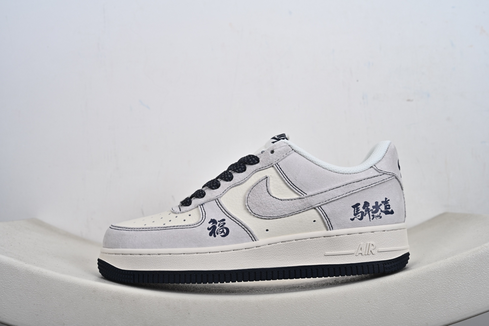 马年纳福 AF1的国风新章 米白磨砂皮革勾勒出Air Force 1 Low的经典鞋型藏青线条点缀鞋舌与中底 FC1688-262-Top High Quatity Cheap Sneakers Fashion Clothing Clothes Bags handbags Shoes of all Brand wholesale With The best Quality And Beautiful Price from China Factory Chinese suppliers wholesaler seller 马年纳福 AF1的国风新章 米白磨砂皮革勾勒出Air Force 1 Low的经典鞋型藏青线条点缀鞋舌与中底 FC1688-262