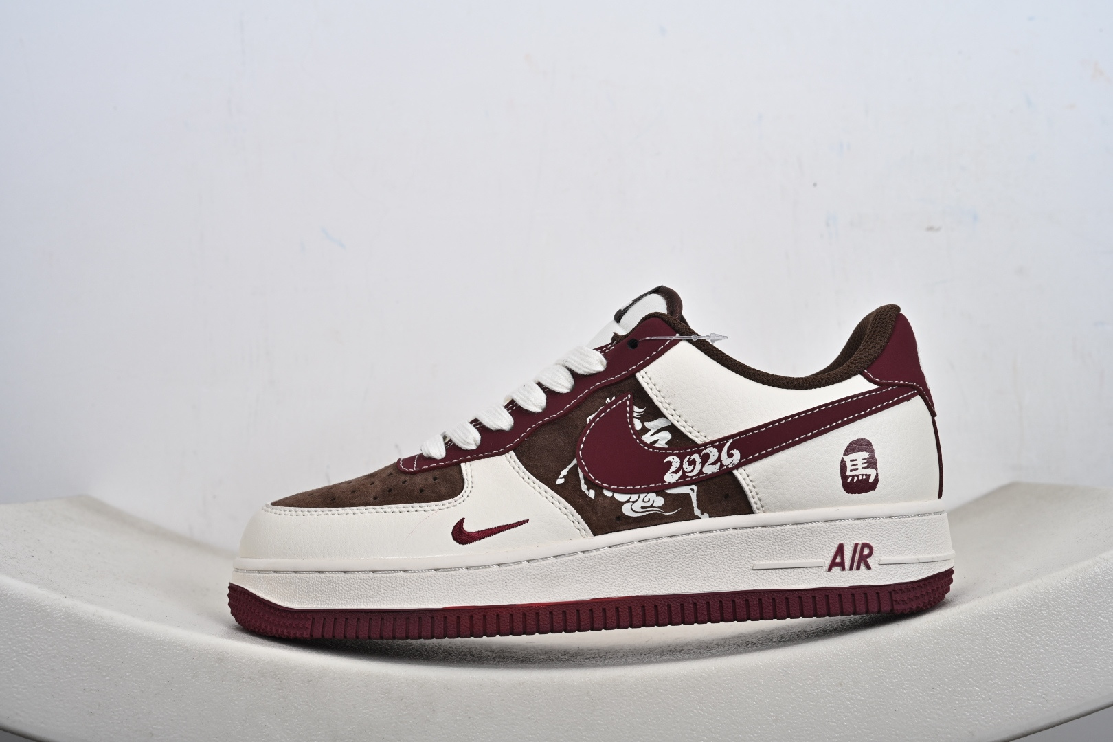 定制版 Air Force 1 '07 Low “马年限定-瑞马纳福” 高端定制酒红 + 奶白 + 咖棕的复古配色 XD0028-007-Top High Quatity Cheap Sneakers Fashion Clothing Clothes Bags handbags Shoes of all Brand wholesale With The best Quality And Beautiful Price from China Factory Chinese suppliers wholesaler seller 定制版 Air Force 1 '07 Low “马年限定-瑞马纳福” 高端定制酒红 + 奶白 + 咖棕的复古配色 XD0028-007