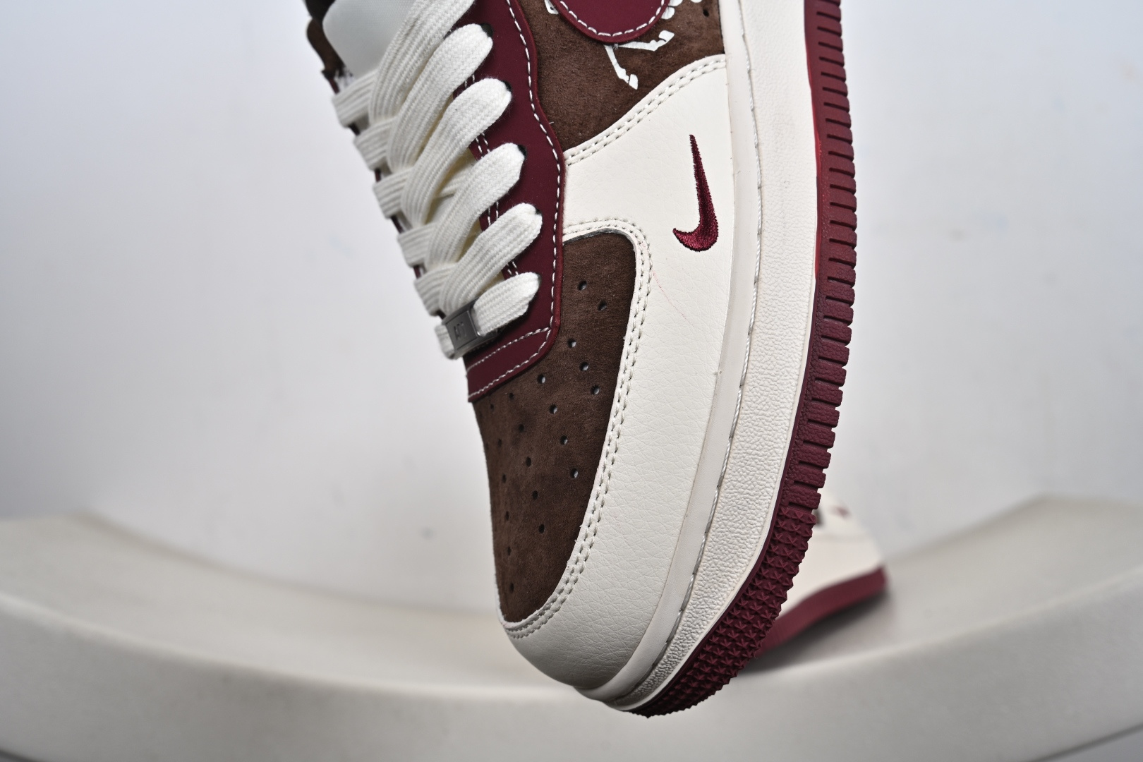 定制版 Air Force 1 '07 Low “马年限定-瑞马纳福” 高端定制酒红 + 奶白 + 咖棕的复古配色 XD0028-007-Top High Quatity Cheap Sneakers Fashion Clothing Clothes Bags handbags Shoes of all Brand wholesale With The best Quality And Beautiful Price from China Factory Chinese suppliers wholesaler seller 定制版 Air Force 1 '07 Low “马年限定-瑞马纳福” 高端定制酒红 + 奶白 + 咖棕的复古配色 XD0028-007