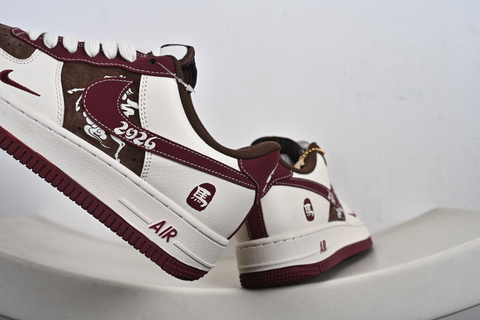 定制版 Air Force 1 '07 Low “马年限定-瑞马纳福” 高端定制酒红 + 奶白 + 咖棕的复古配色 XD0028-007-Top High Quatity Cheap Sneakers Fashion Clothing Clothes Bags handbags Shoes of all Brand wholesale With The best Quality And Beautiful Price from China Factory Chinese suppliers wholesaler seller 定制版 Air Force 1 '07 Low “马年限定-瑞马纳福” 高端定制酒红 + 奶白 + 咖棕的复古配色 XD0028-007